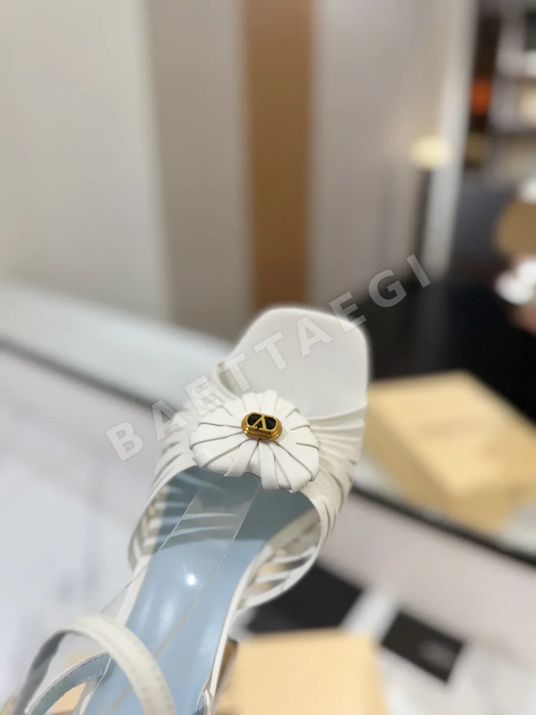 발렌티노 로열 브론즈 V 버클 하이힐 샌들 상세 이미지 7