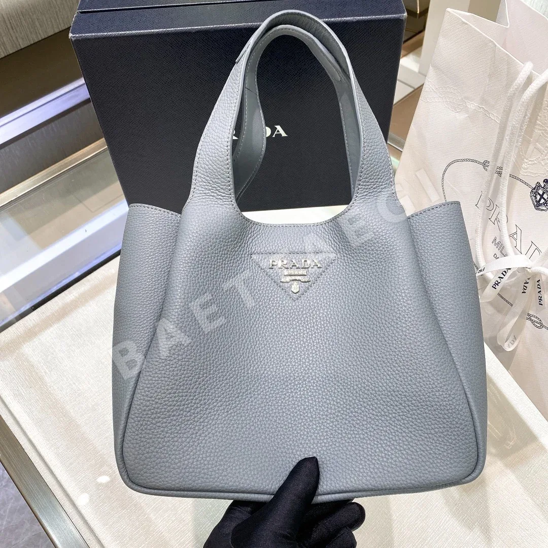 프라다 카프스킨 버킷백 1BG335