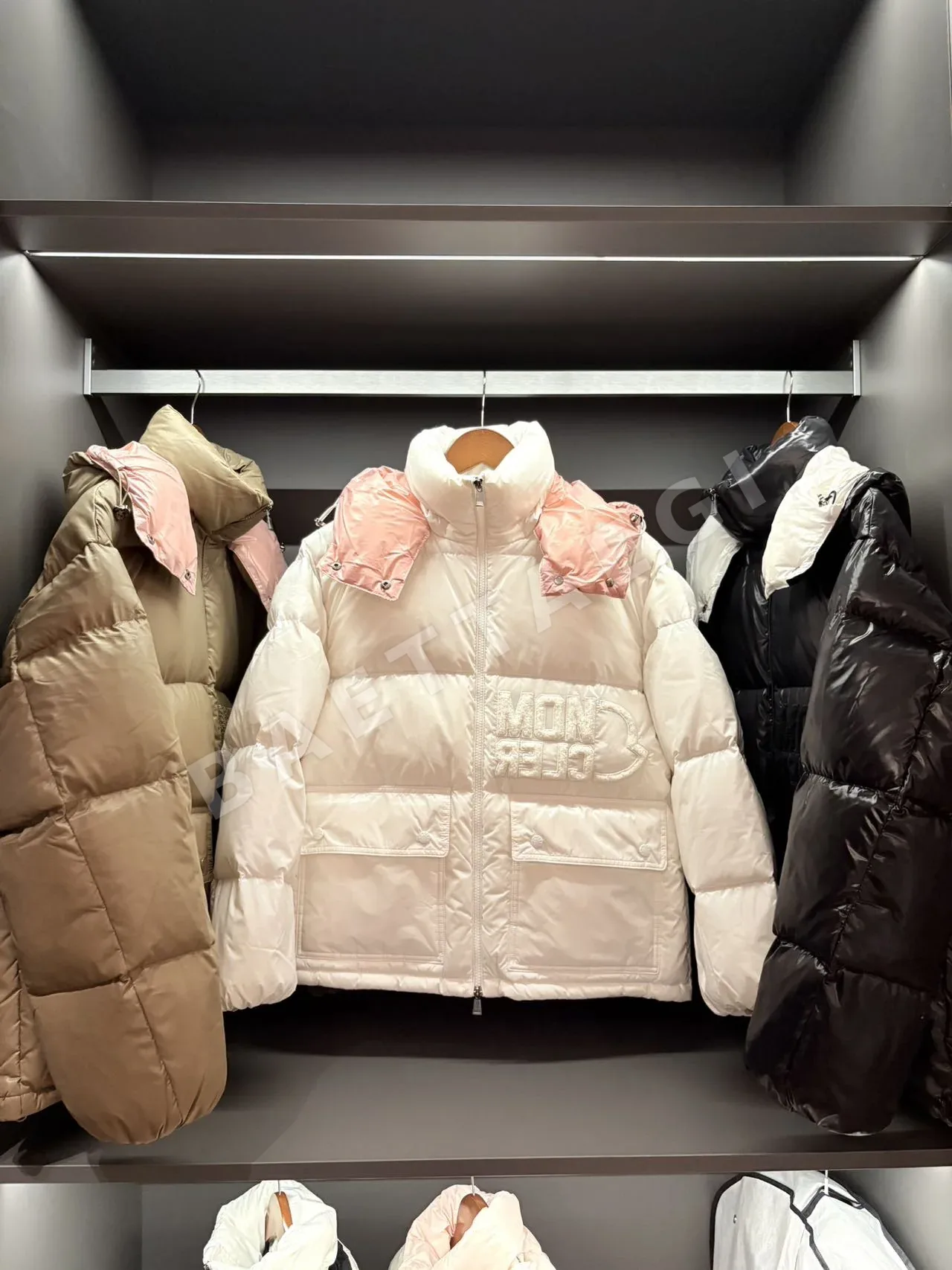 몽클레르 아베(Moncler Abbaye) 다운 재킷 상세 이미지 3