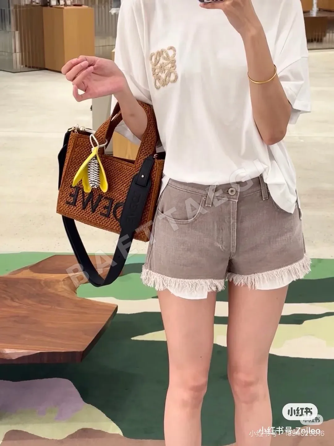 로에베 크롭드 오버사이즈 자수 반팔 티셔츠 상세 이미지 9