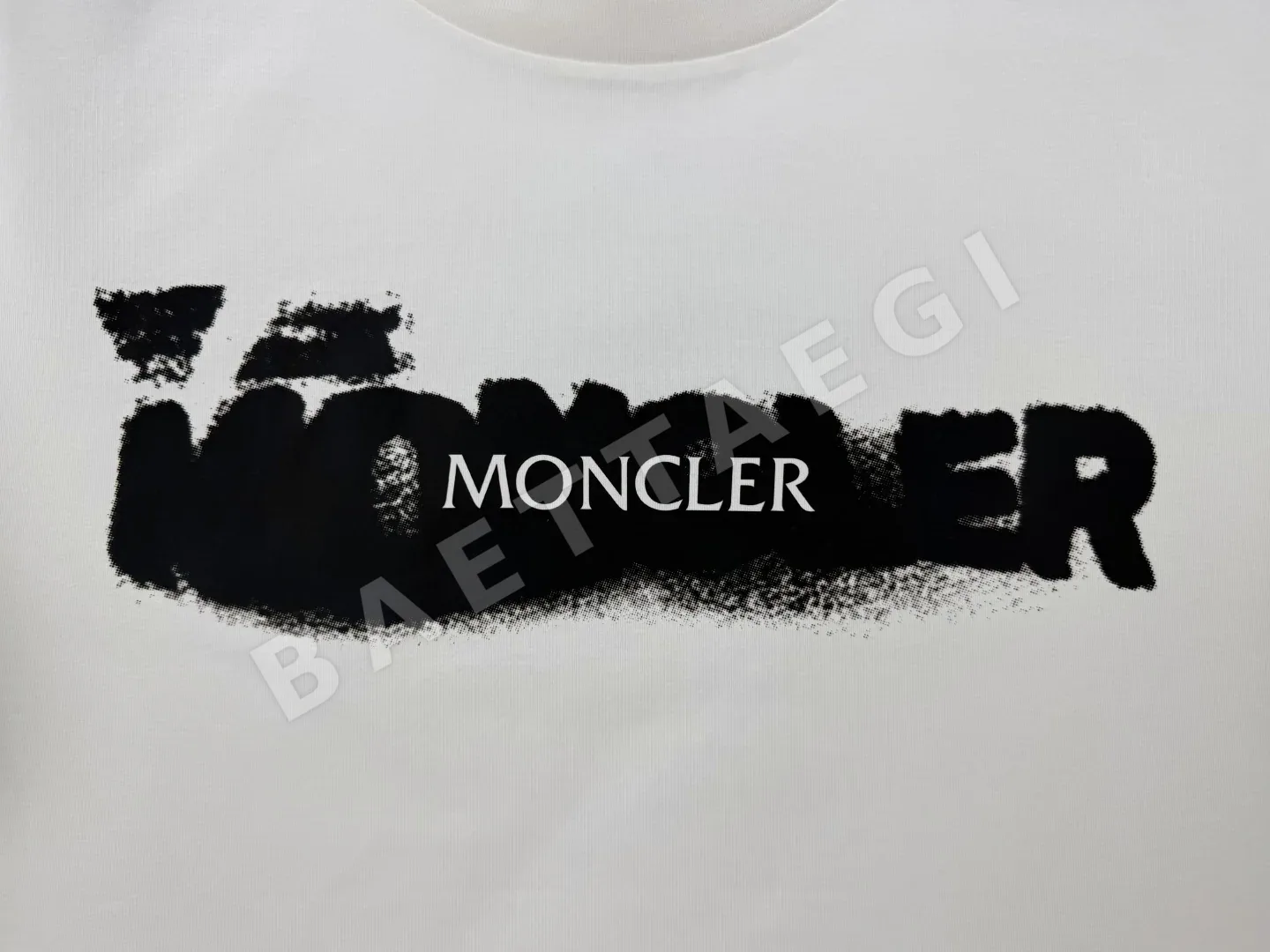 몽클레르 프린트 자수 로고 반팔 티셔츠 상세 이미지 5
