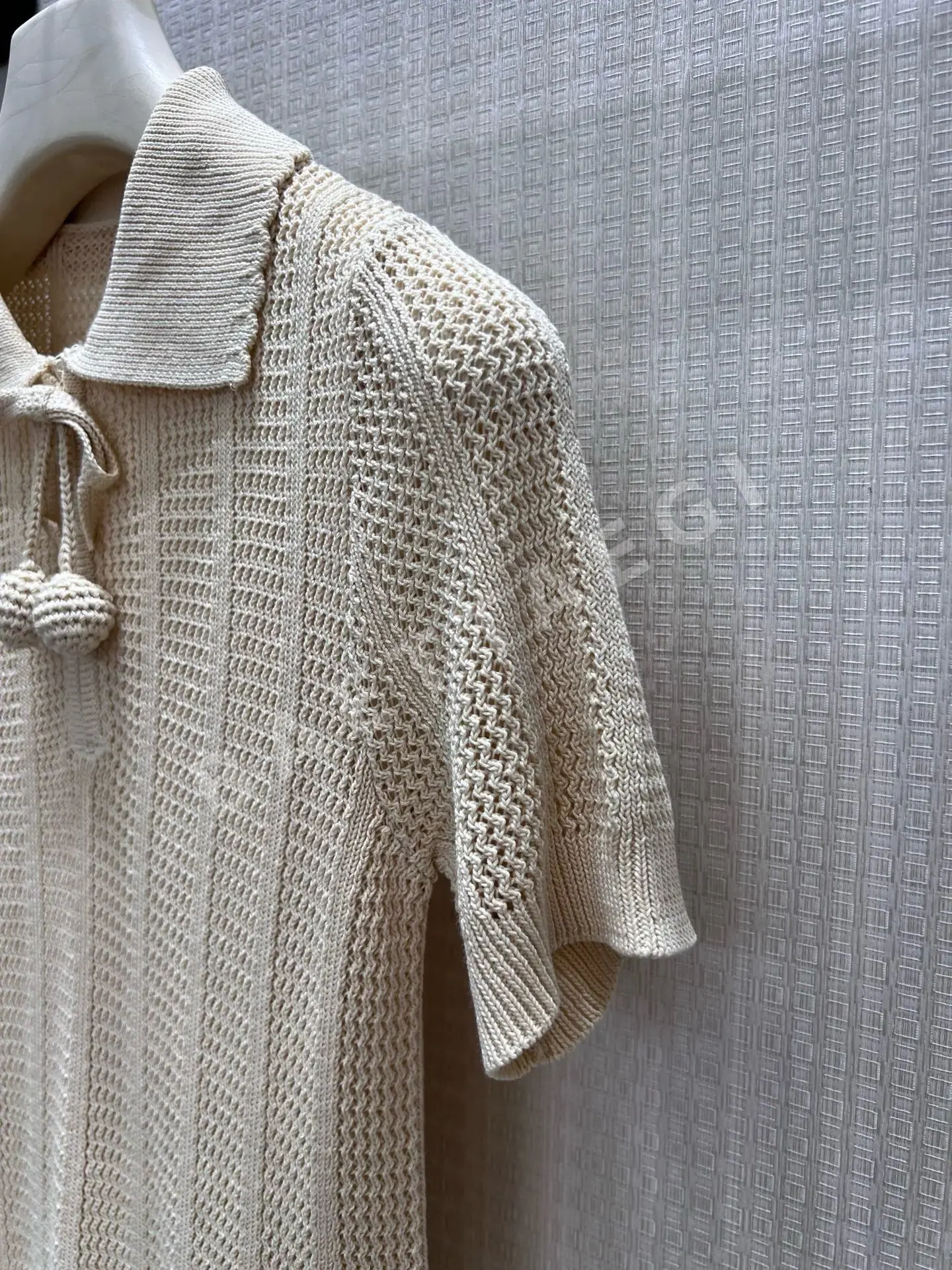 발렌티노 크리미 살구색 폼폼 장식 여성 반팔 스웨터 상세 이미지 5