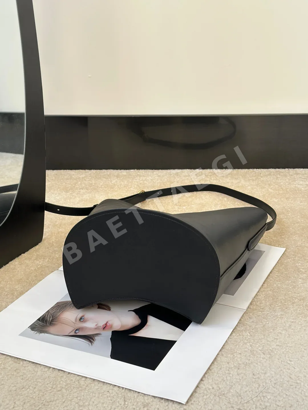 알라이아 힙 버킷백 상세 이미지 5