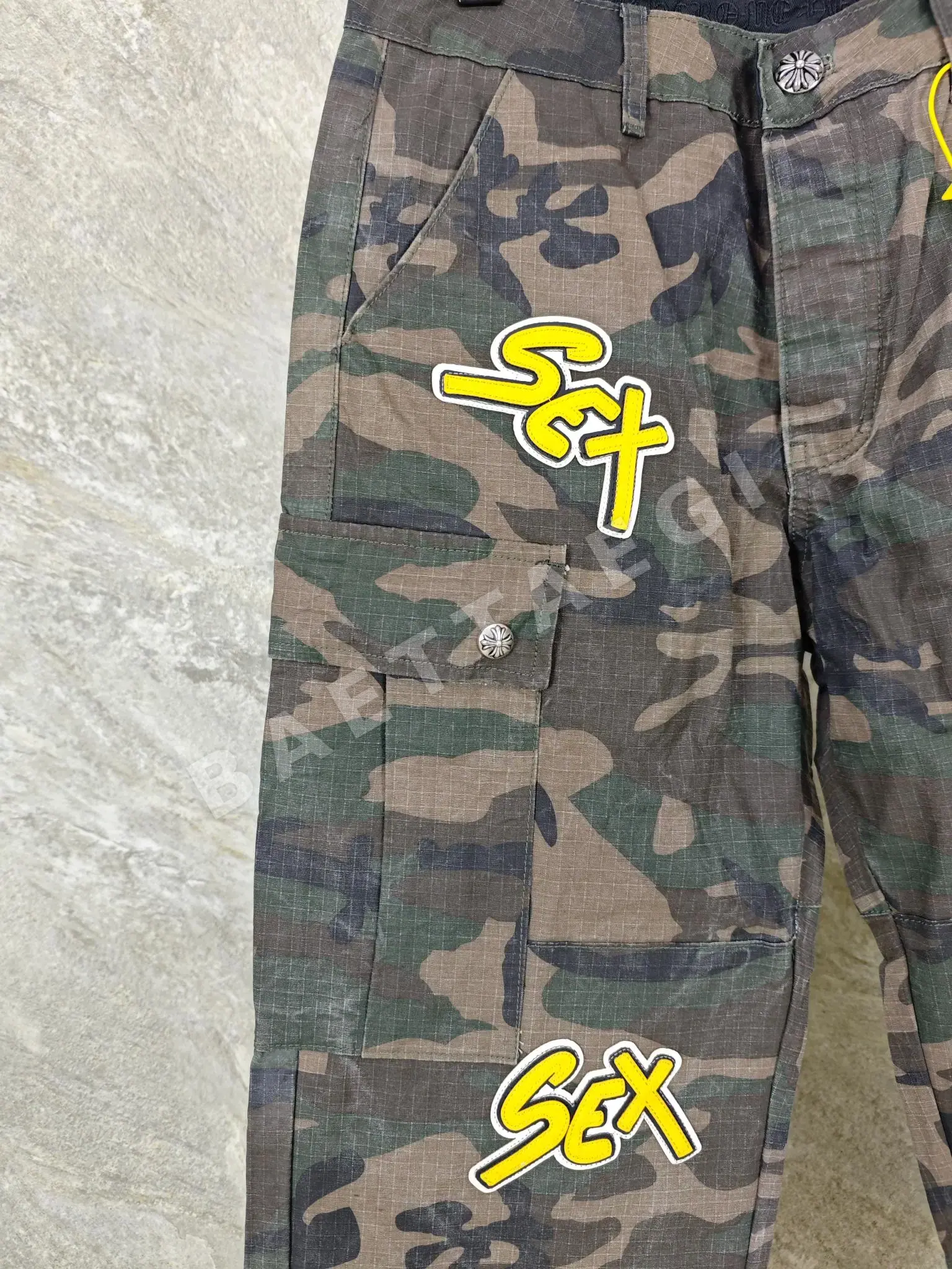 크롬하츠 남성 카모플라주 가죽 카고 바지 상세 이미지 5