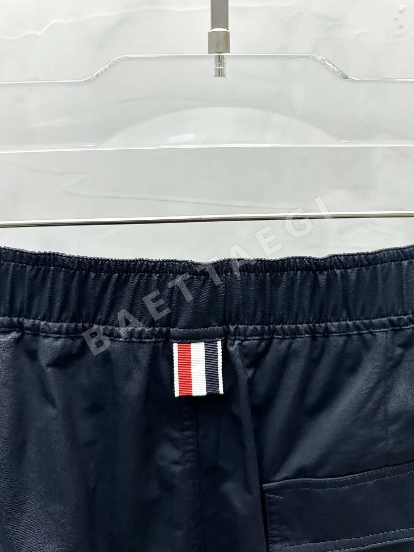 톰브라운 4바 스트라이프 나일론 테이퍼드 반바지 상세 이미지 7