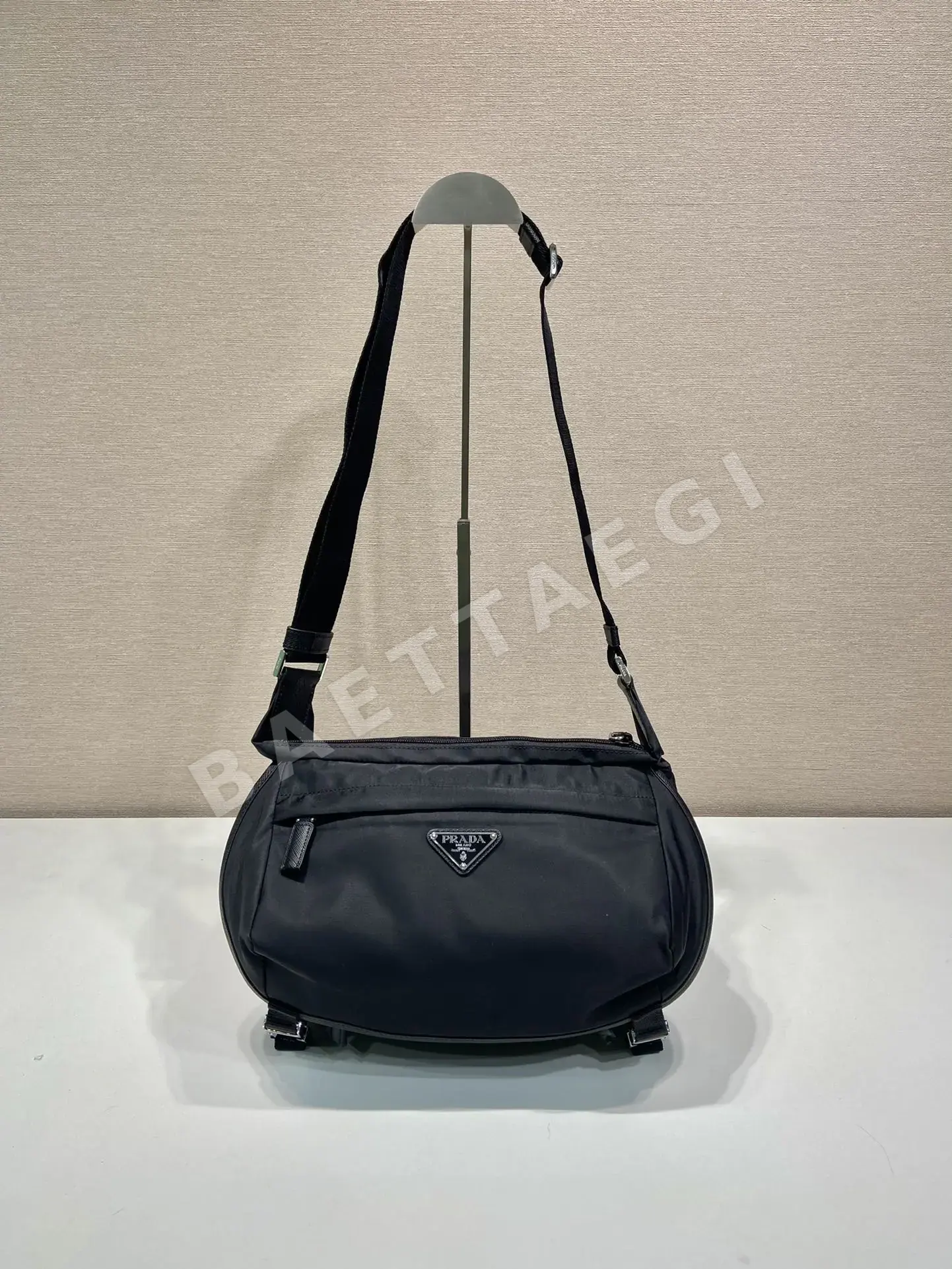 프라다 사피아노 가죽 나일론 플랩 숄더백 2VH994