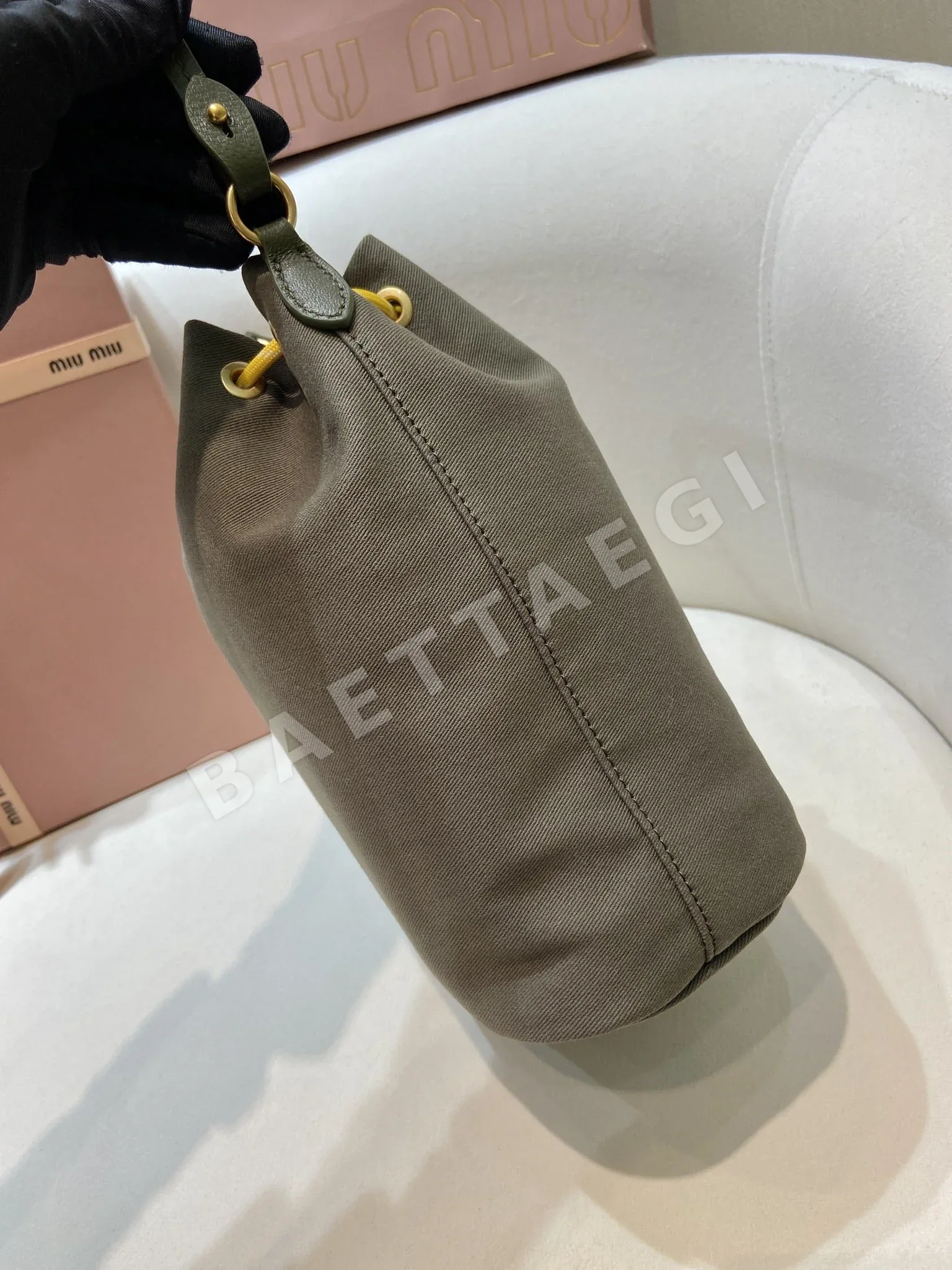 미우미우 가버딘 자수 로고 버킷백 5NR038 상세 이미지 5