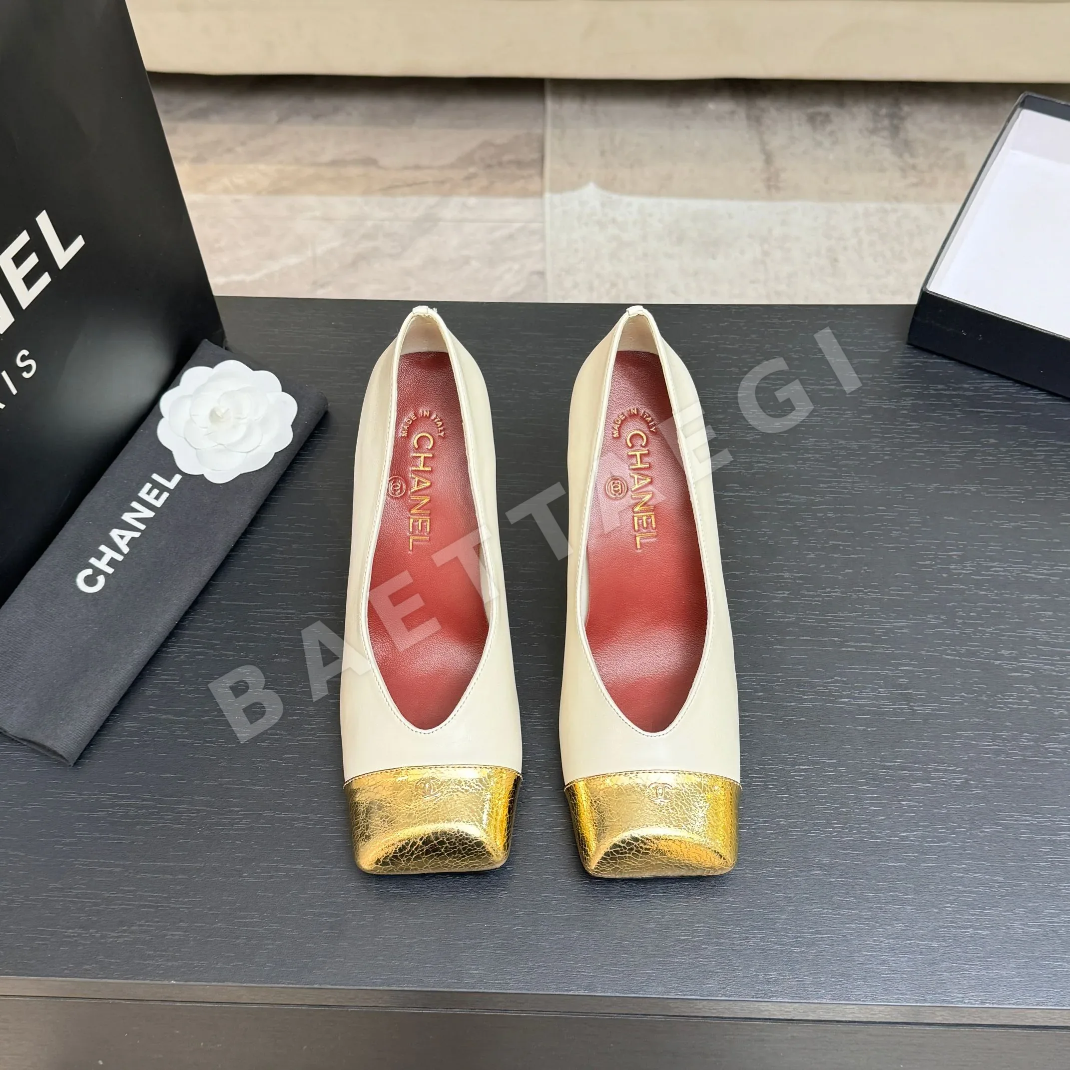 샤넬 더블 C 스티치 스퀘어토 오픈백 샌들 98619