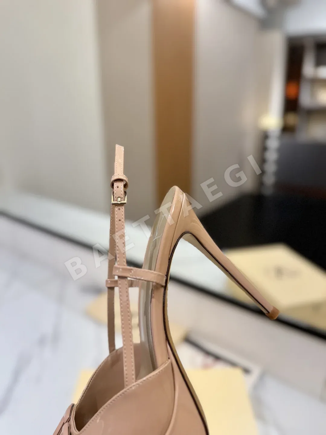 발렌티노 V 버클 메탈 장식 샌들 상세 이미지 9