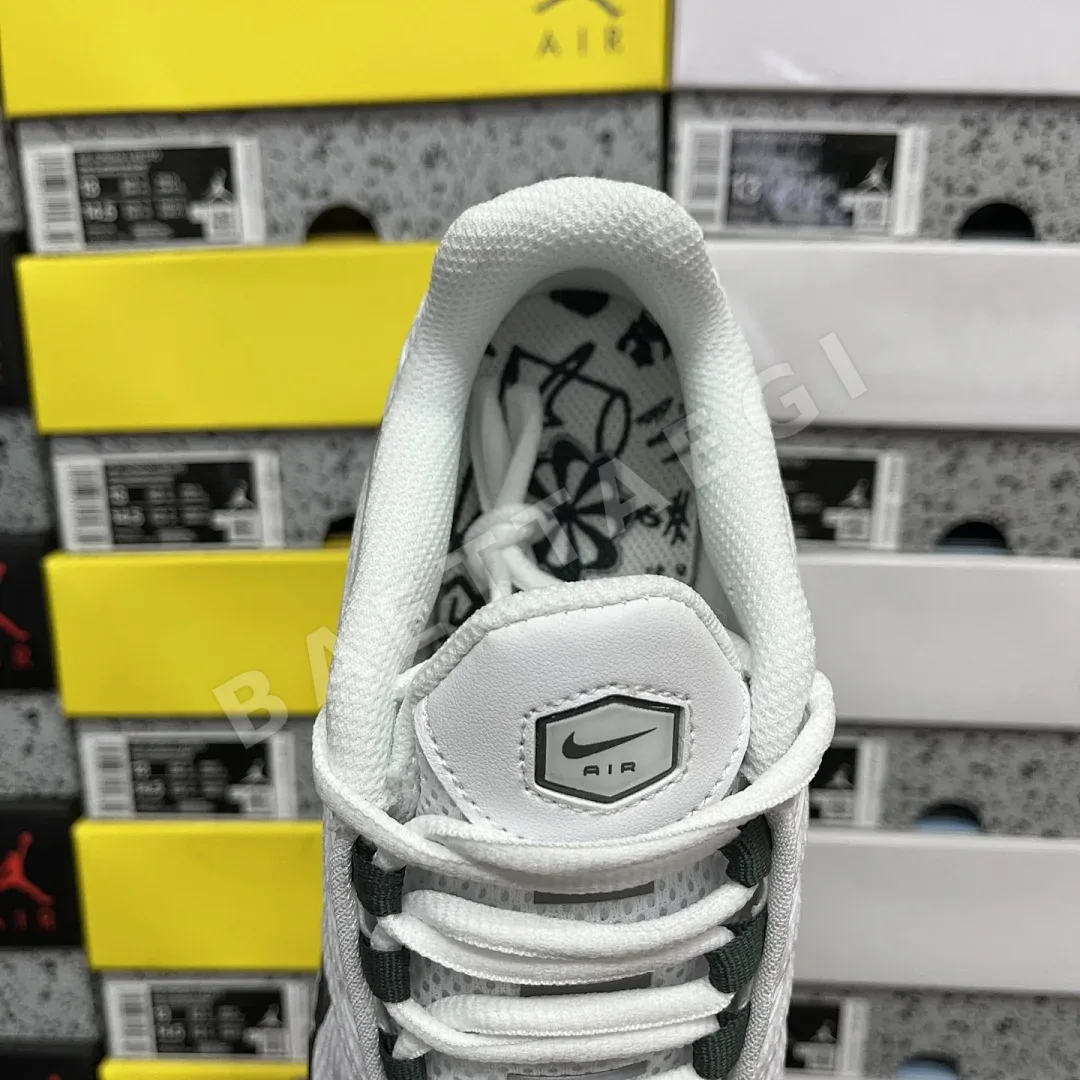 나이키 [DF] 에어 맥스 플러스 블랙 그린 FV6057-100 201066 Nike Air Max Plus 상세 이미지 5
