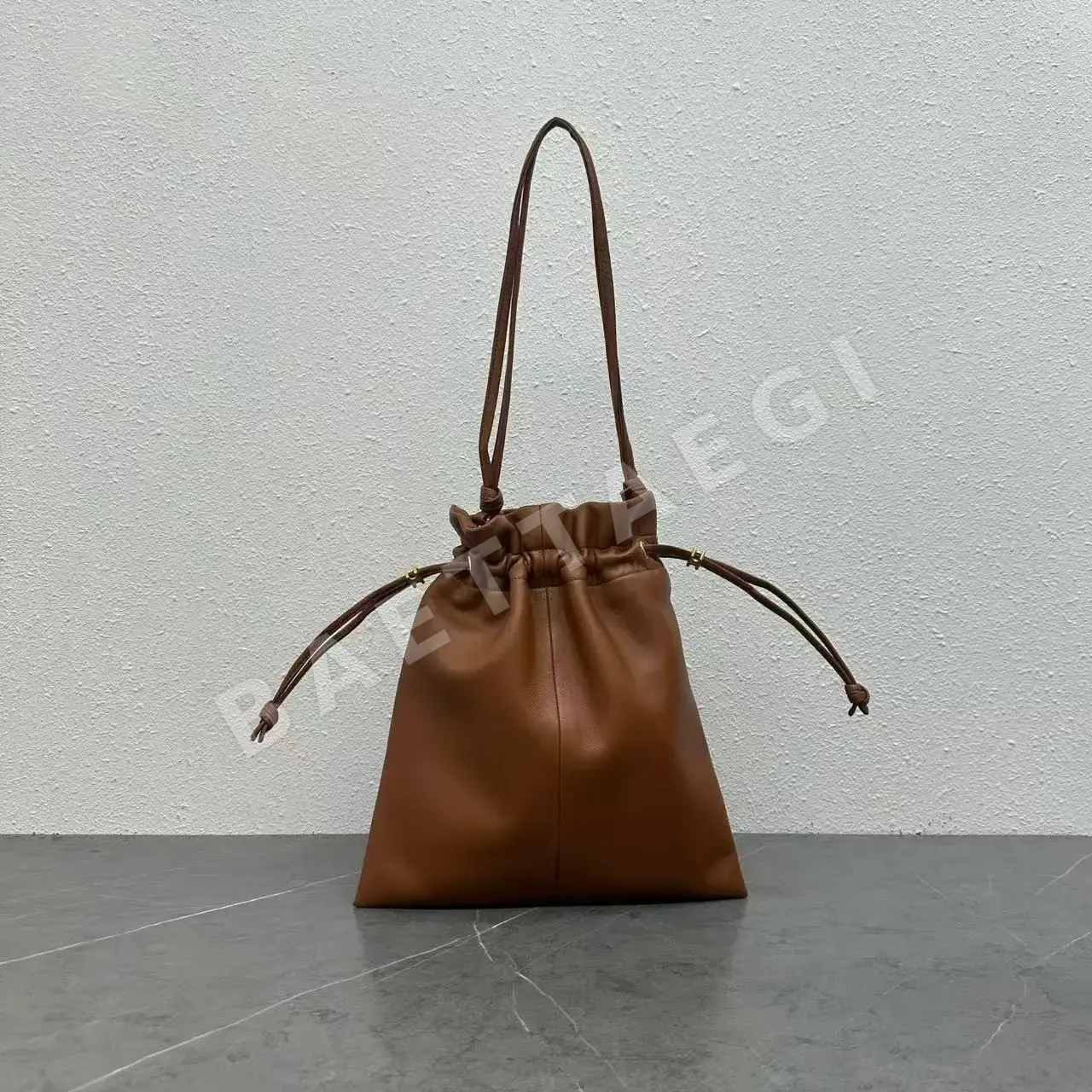 셀린느 드로스트링 램스킨 숄더백 상세 이미지 3