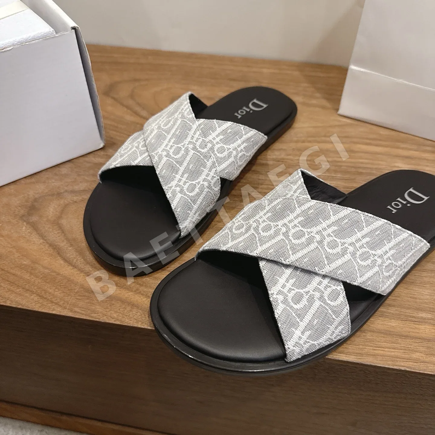 디올 CD 로고 모노그램 크로스 스트랩 남성 슬리퍼 상세 이미지 8