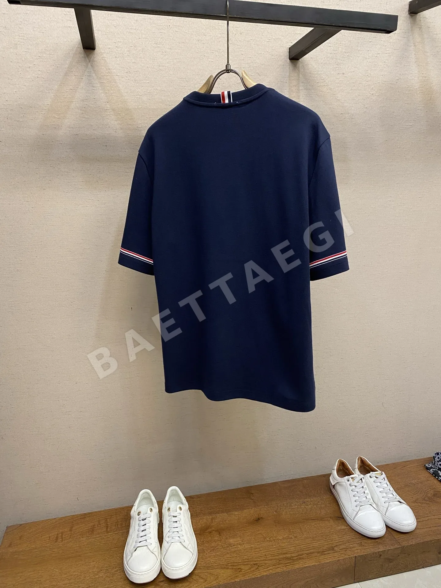 톰브라운 네이비 스트라이프 코튼 반팔 티셔츠 상세 이미지 2