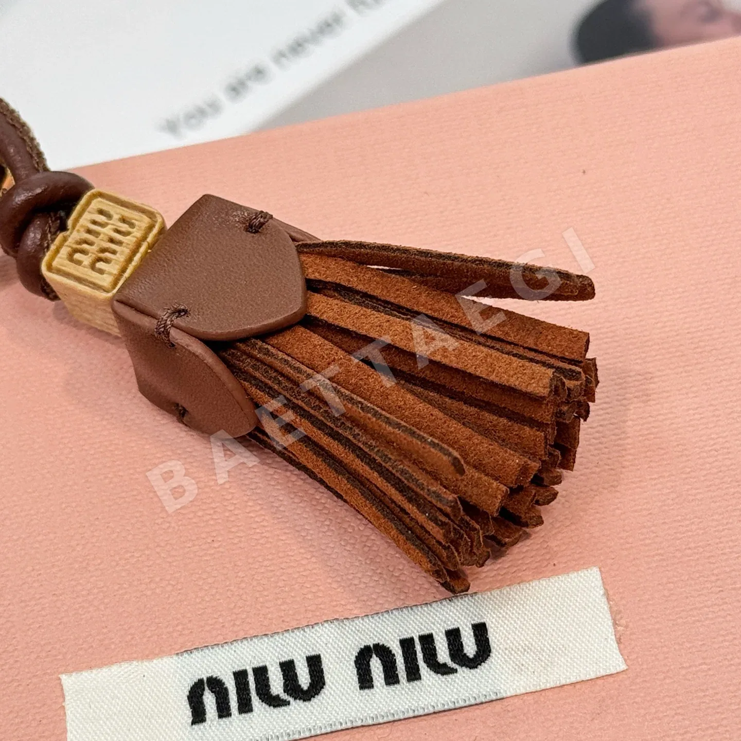 미우미우 미니 태슬 가죽 키링 상세 이미지 9