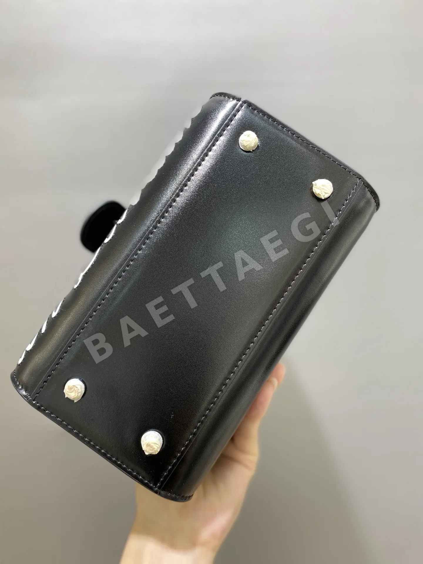 델보 브릴리언트 블랙 미니 레터백 가방 상세 이미지 9