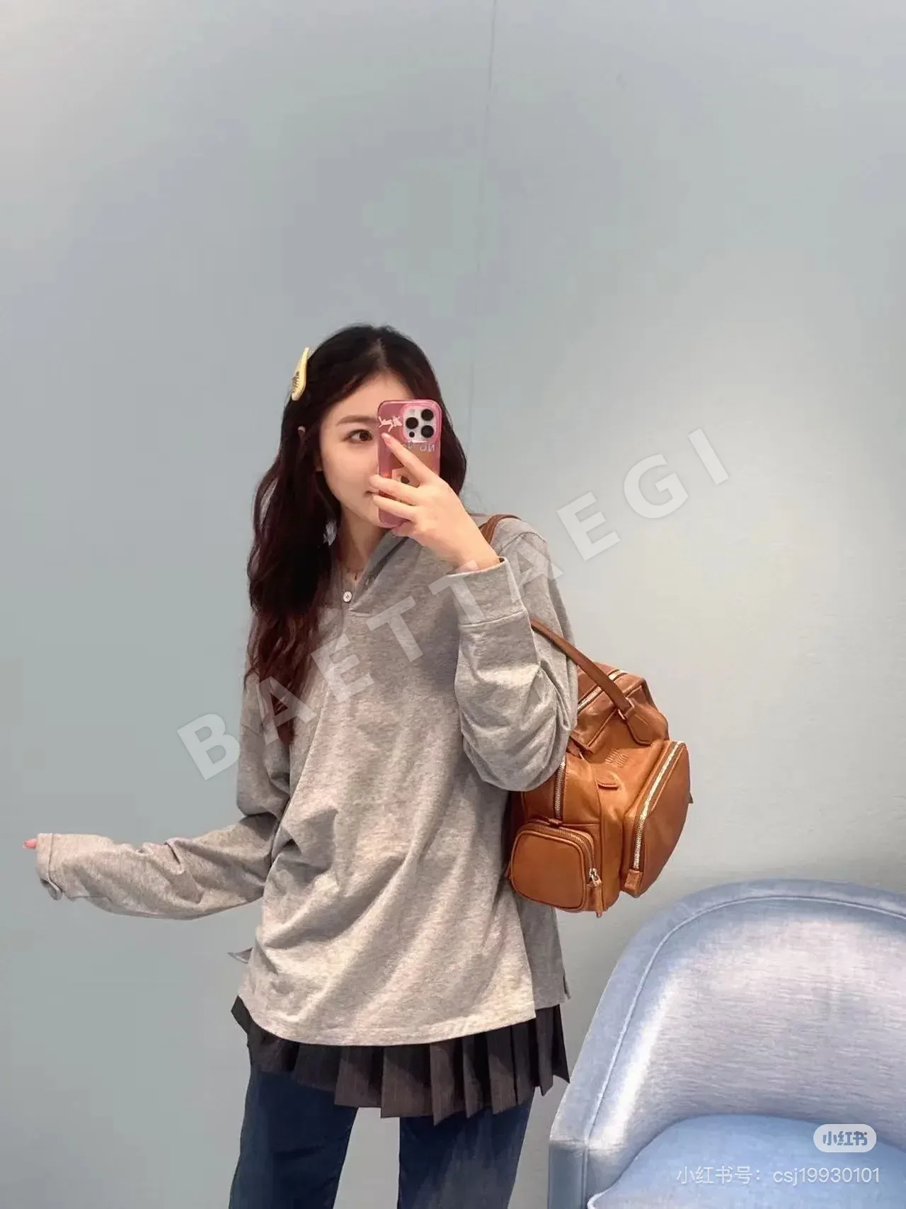 미우미우 로고 자수 오버핏 그레이 긴팔 폴로셔츠 상세 이미지 4