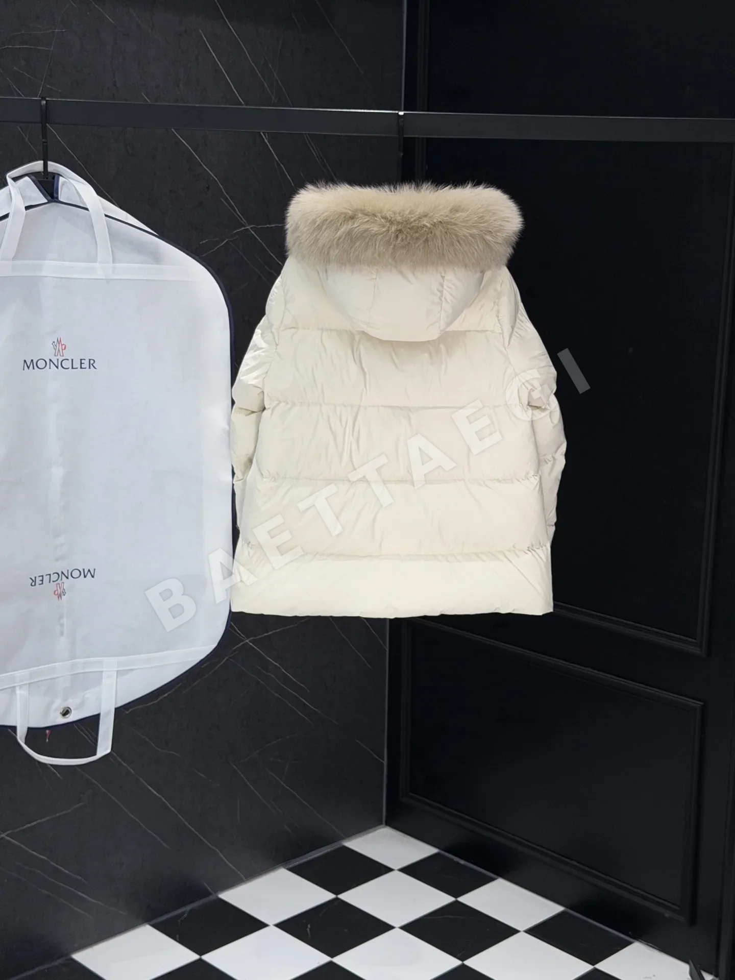 몽클레르 여성 화이트 덕다운 패딩 상세 이미지 2