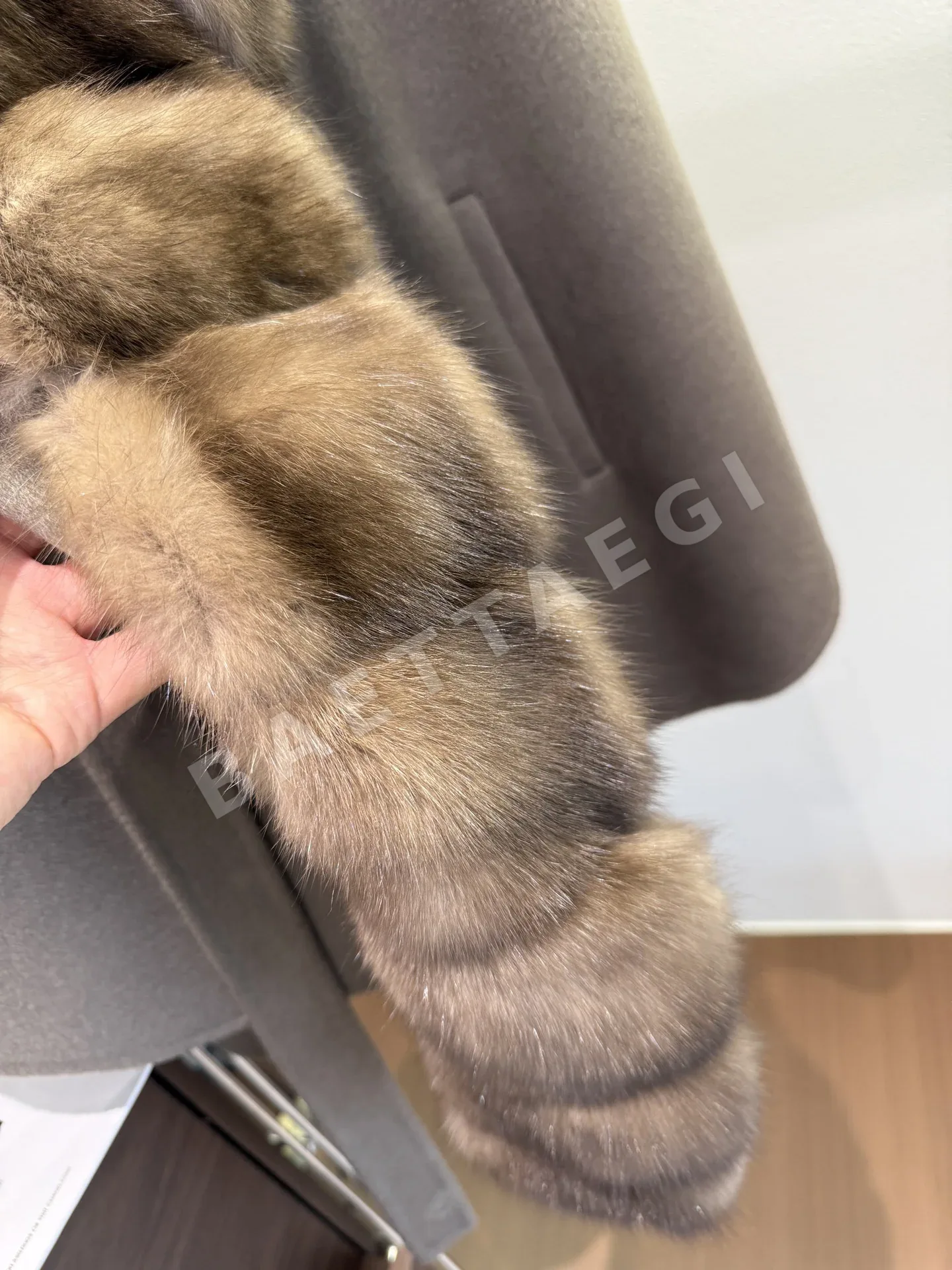 로로피아나 세이블 캐시미어 케이프 여성 의류 상세 이미지 6