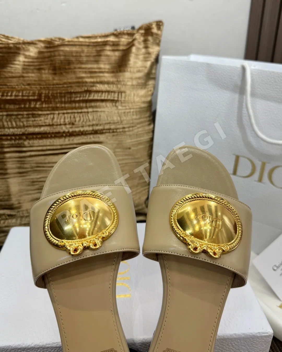 디올 카나주 메탈 버클 램스킨 샌들 상세 이미지 7