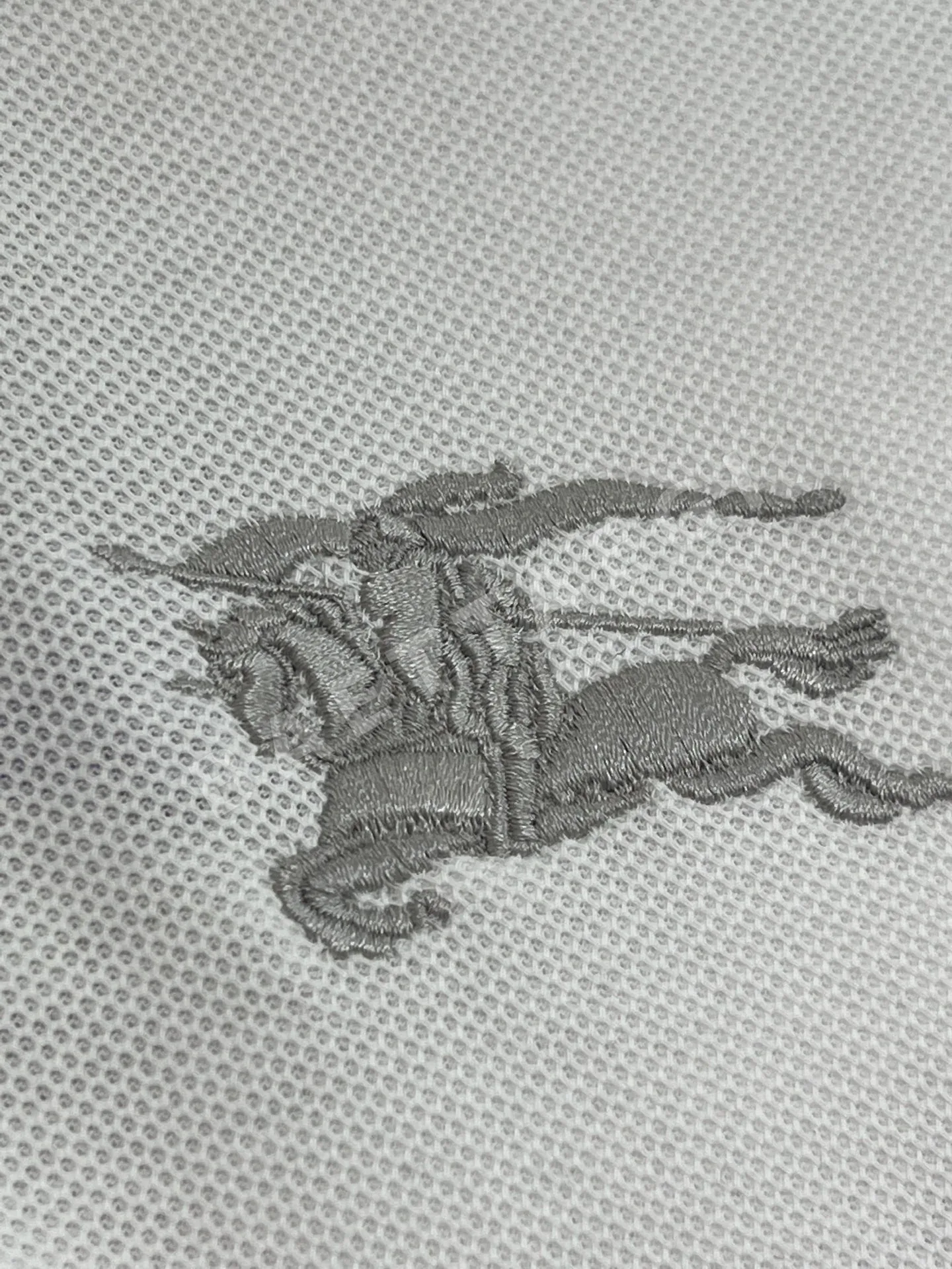 버버리 메탈릭 실버 문장 남성 반팔 티셔츠 상세 이미지 4