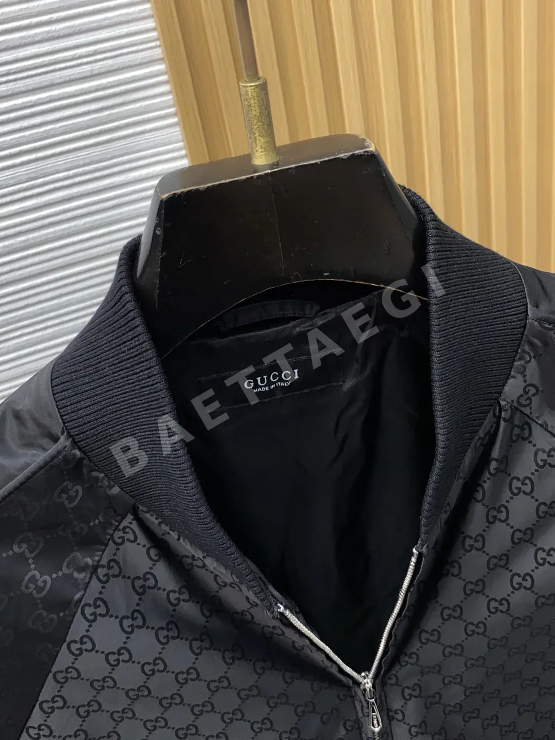 구찌 라 파밀리아 로고 프린트 지퍼업 남성 자켓 상세 이미지 3