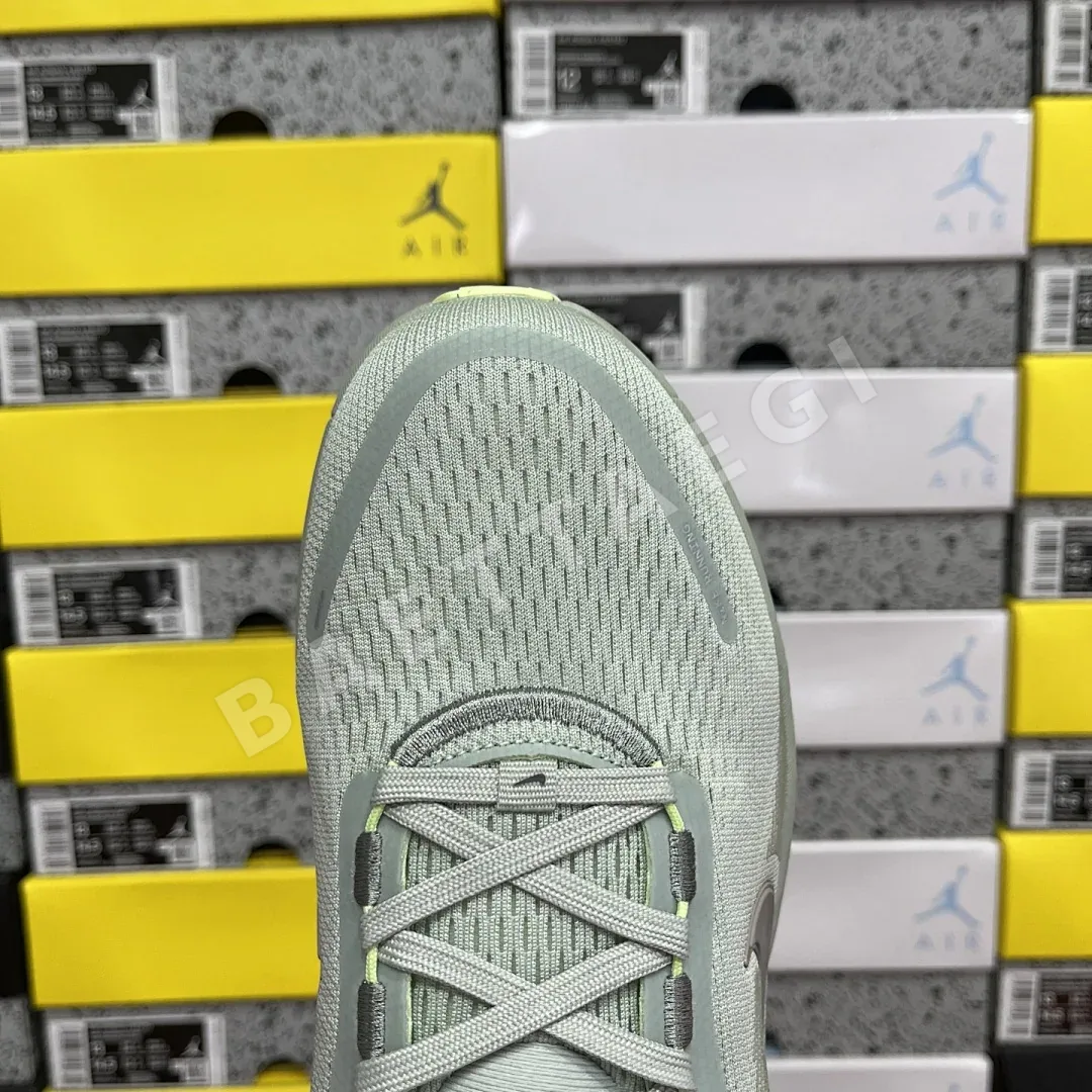 나이키 줌 보메로 18 HM6803-002 201093 Nike Zoom Vomero 18 상세 이미지 2
