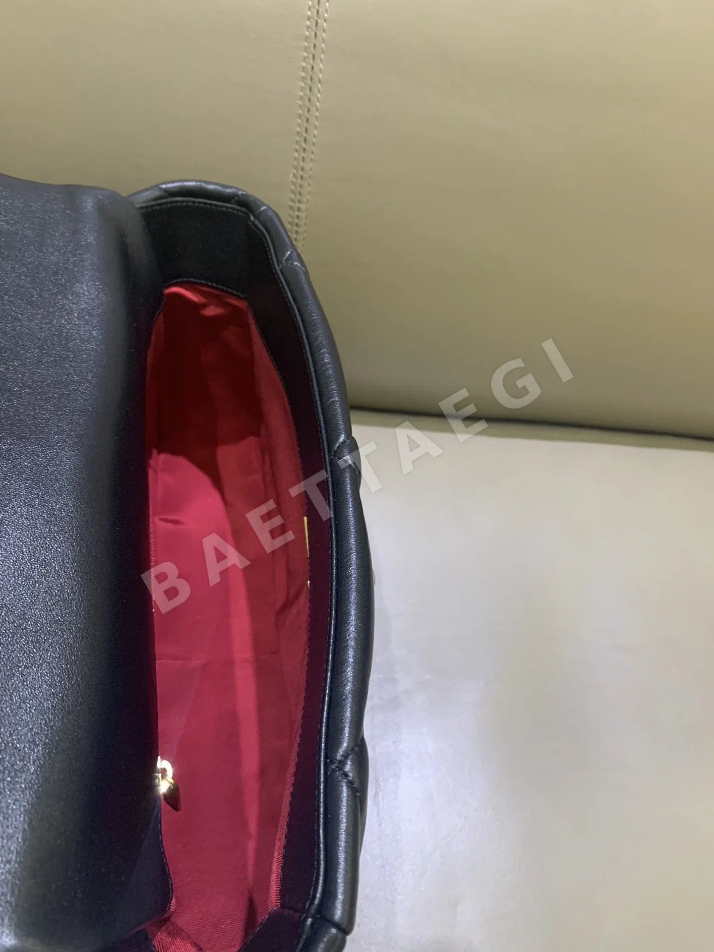 샤넬 19 중형 양가죽 블랙 가방 상세 이미지 8