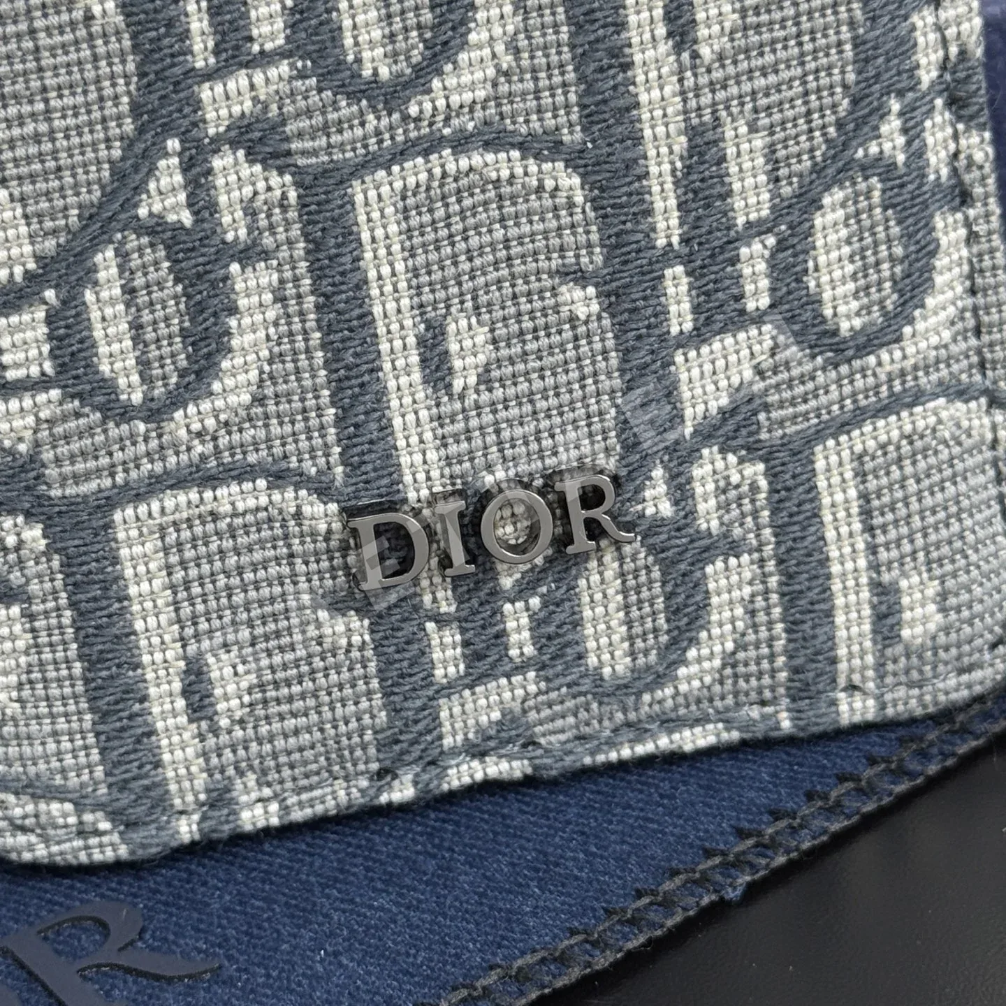 디올 새들 맥세이프 마그네틱 엠보 가죽 카드홀더 지갑 상세 이미지 5