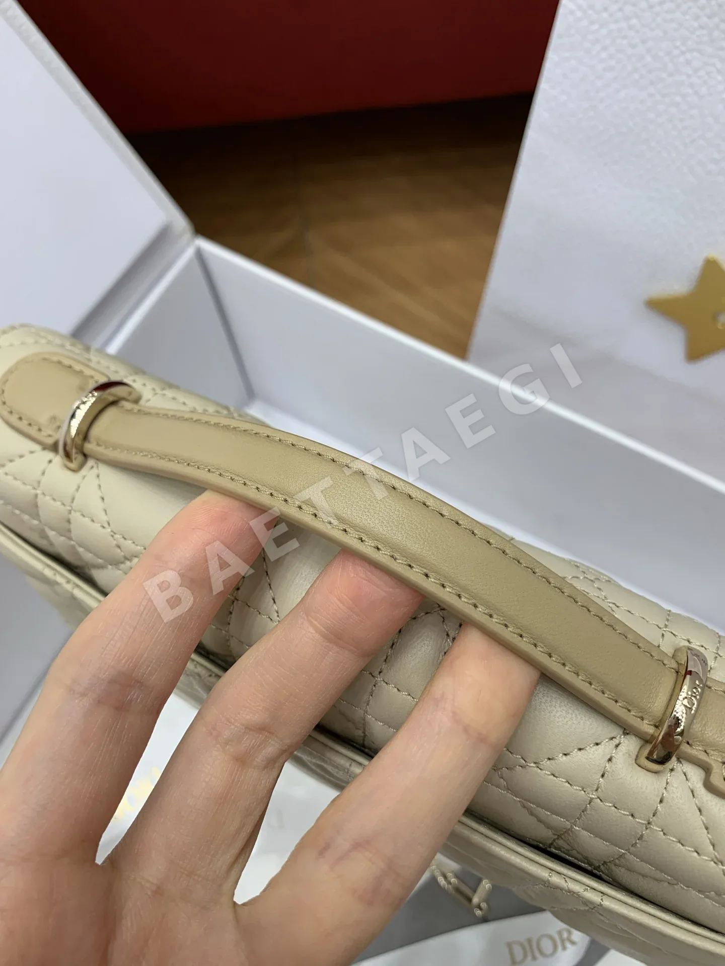 디올 카멜 베이지 투톤 시프스킨 가방 106174
