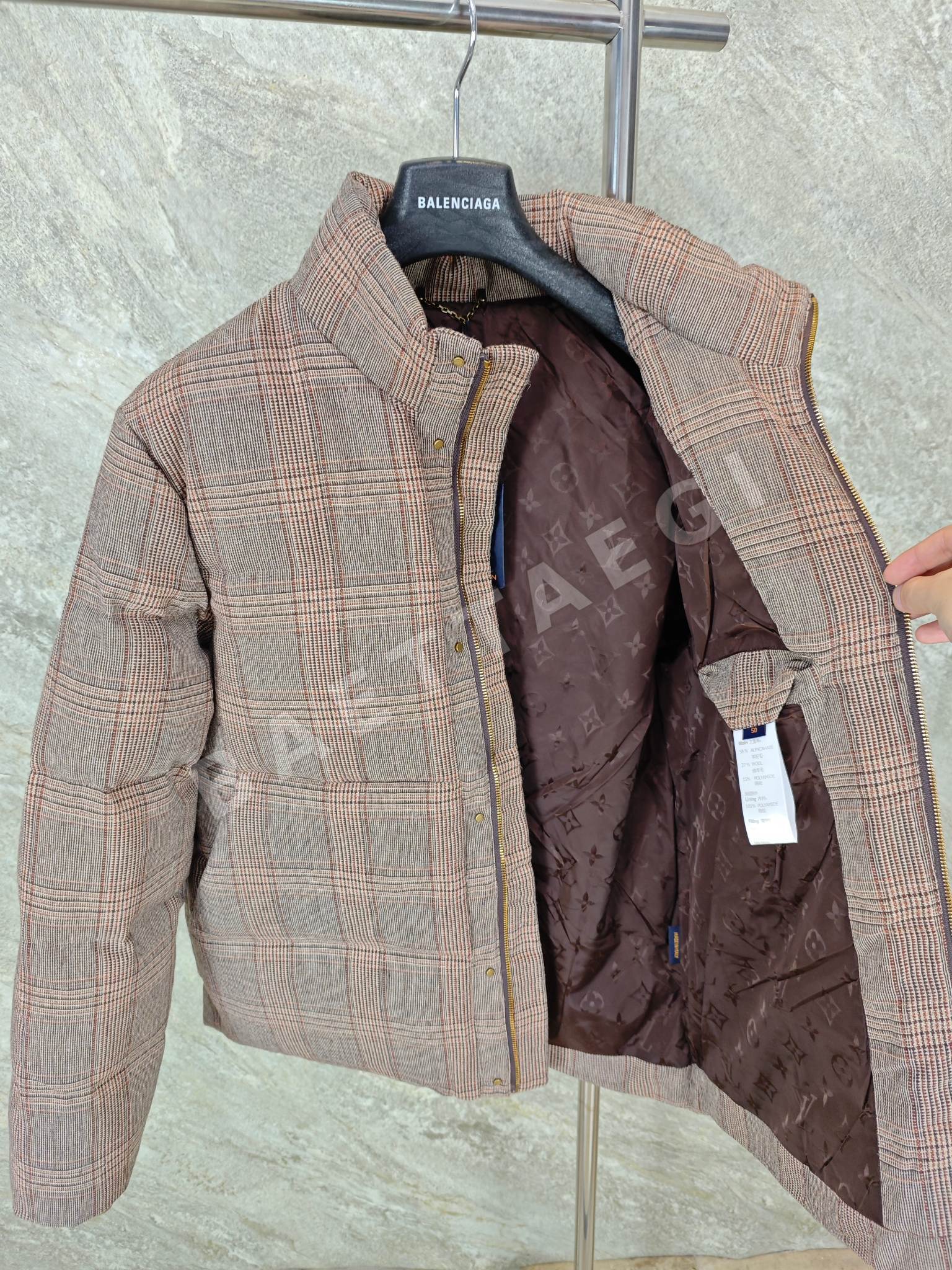 루이비통 모노그램 로고 패치 패딩 자켓 상세 이미지 8