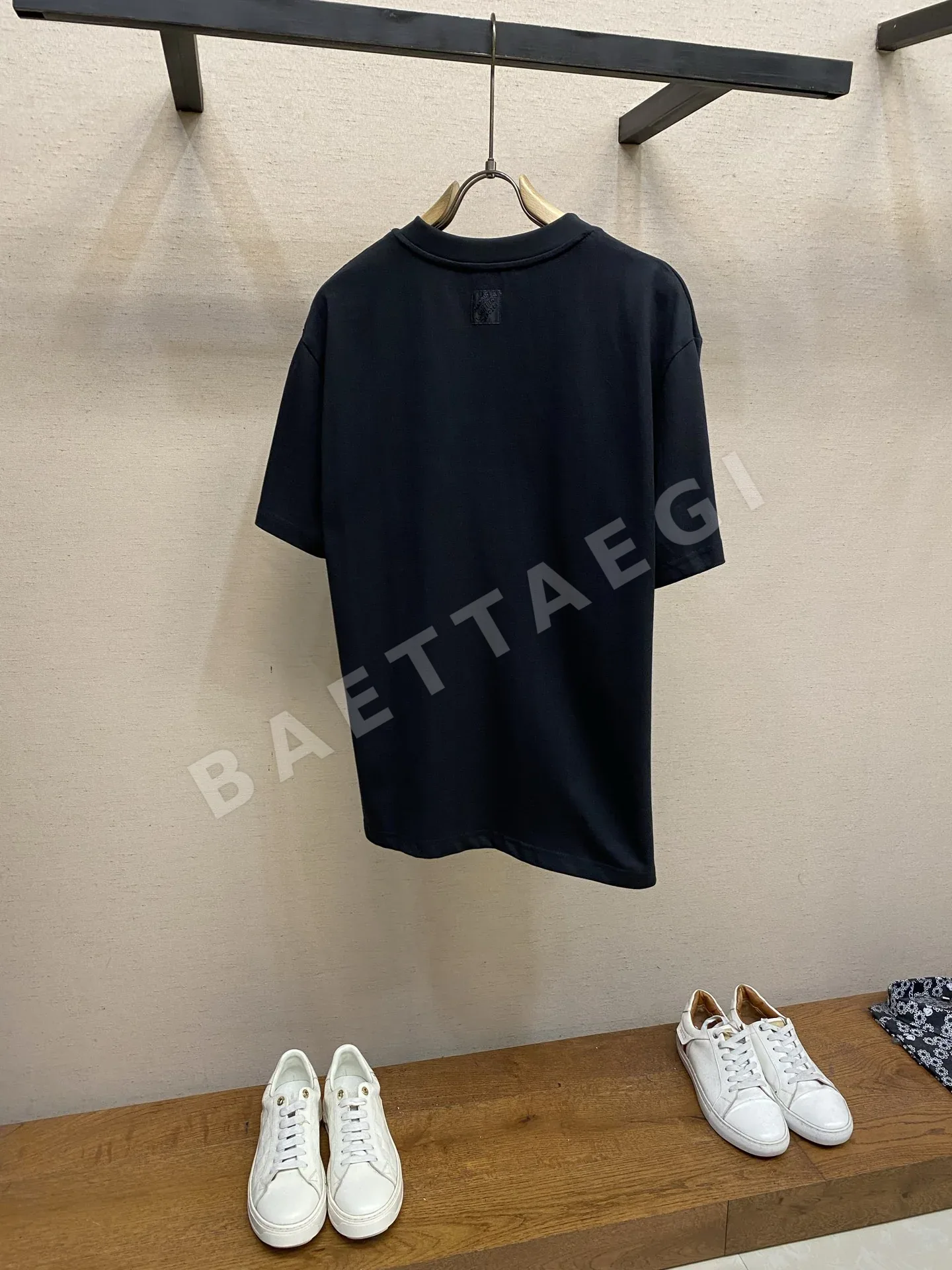 루이비통 스터드 그라데이션 로고 남성 반팔 티셔츠 상세 이미지 2
