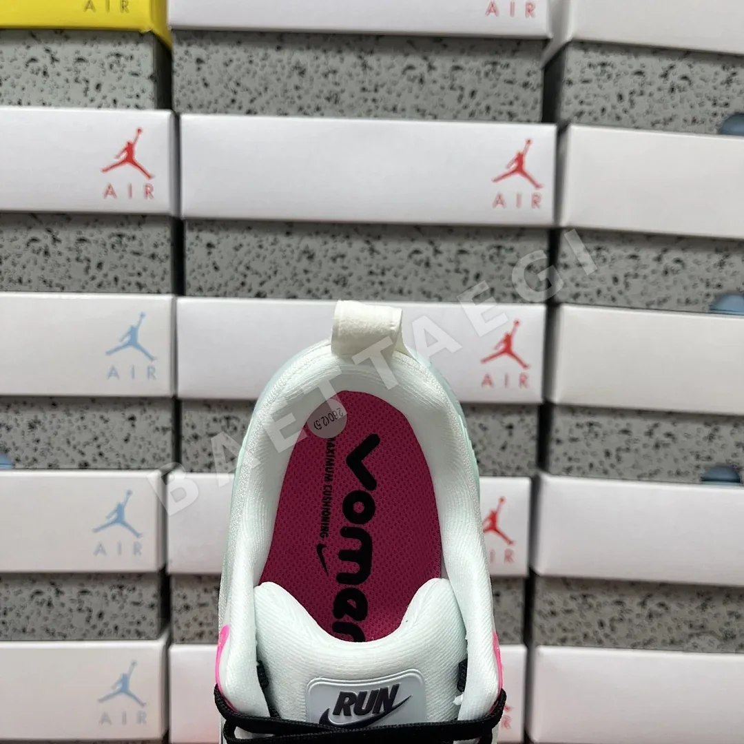 나이키 [XY] 보메로 18 IM6676-104 201156 Nike Vomero 18 White Glacier Blue Hyper Pink 상세 이미지 5