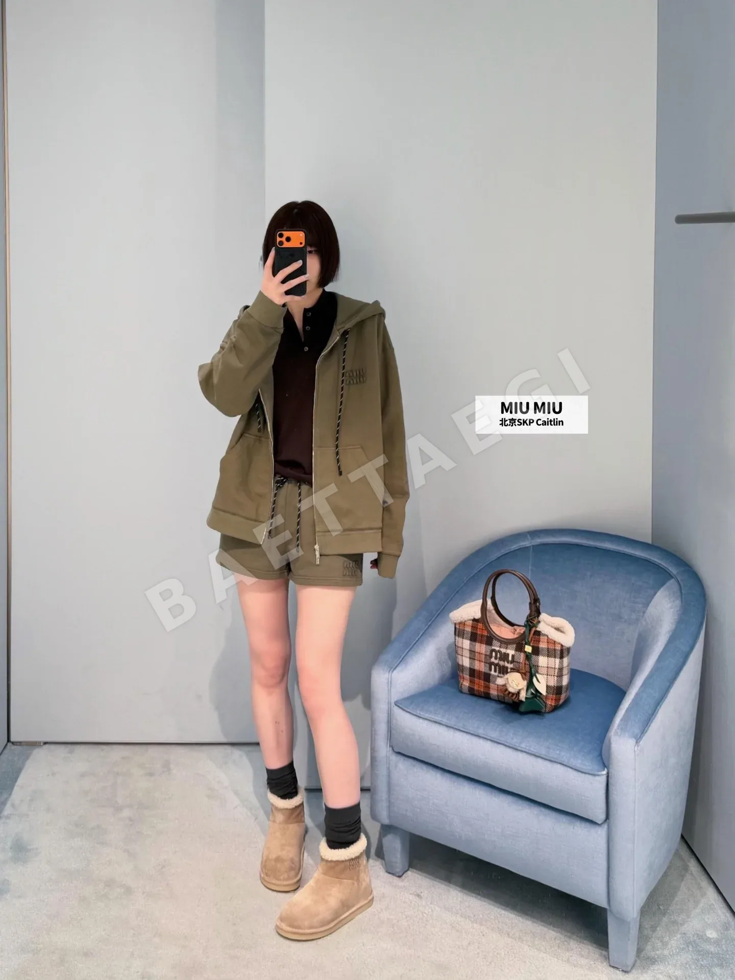 미우미우 올리브그린 자수 로고 파커 세트(자켓+반바지) 상세 이미지 4