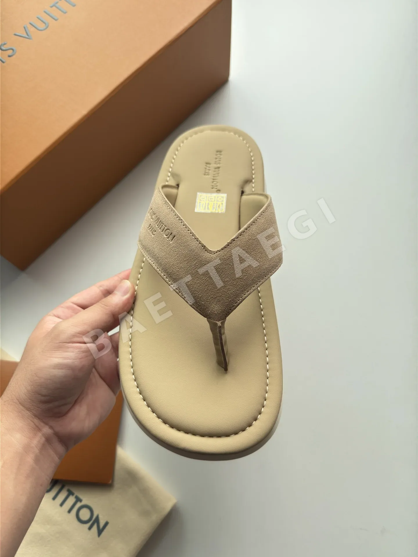 루이비통 스웨이드 가죽 스트랩 플립플롭 상세 이미지 9