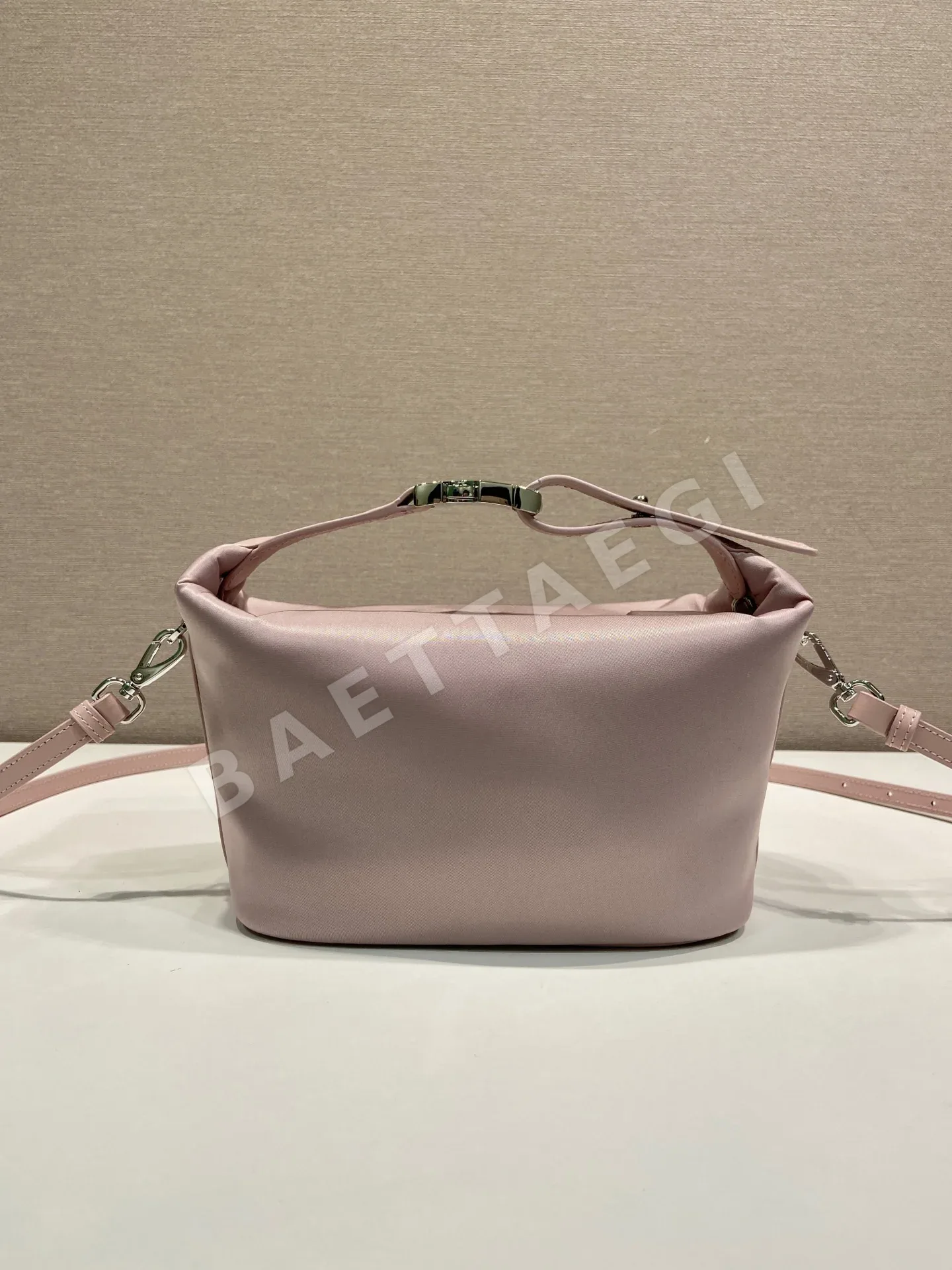 프라다 리사이클 나일론 미니 숄더백 상세 이미지 4