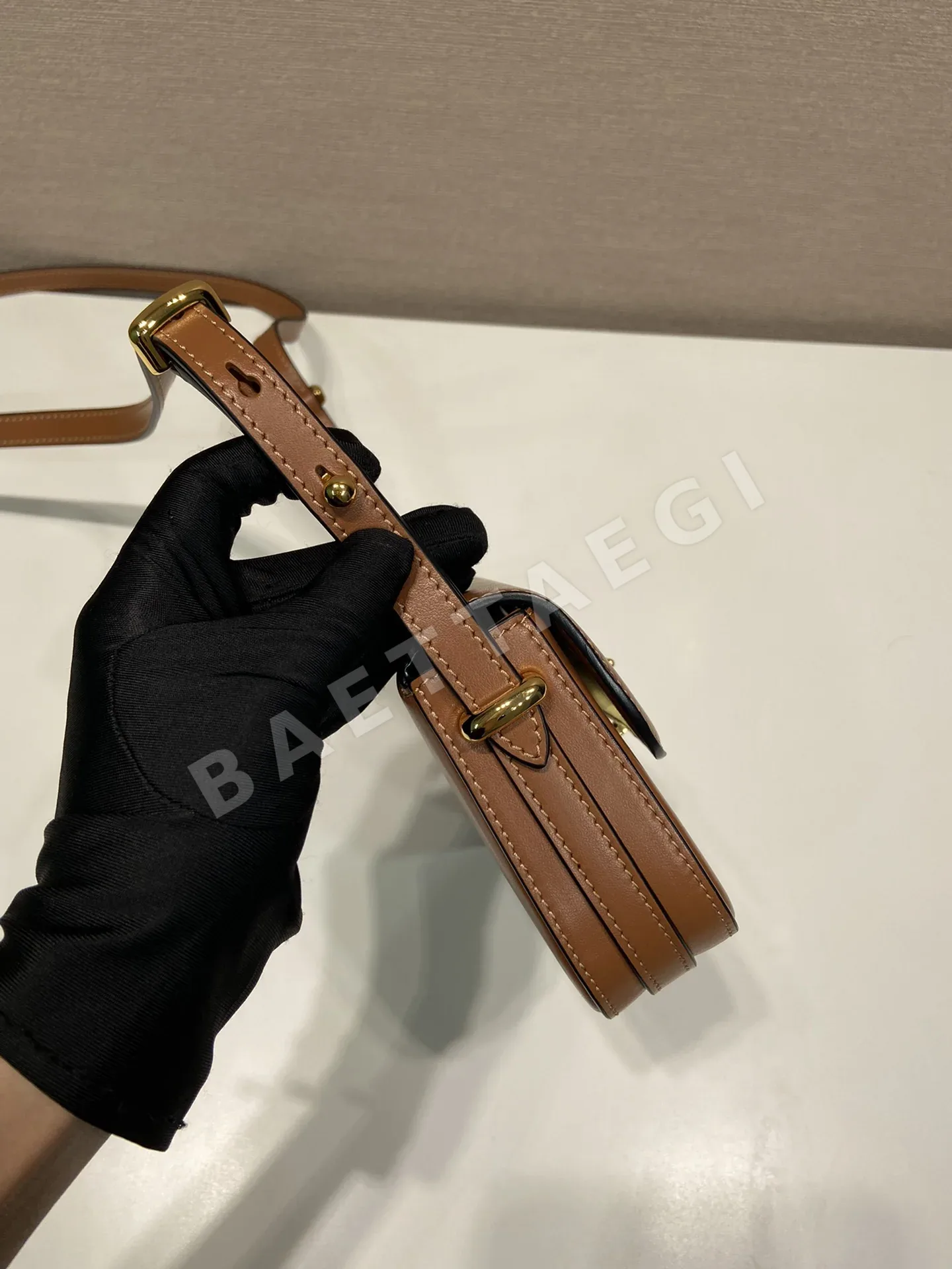 프라다 송아지가죽 삼각로고 숄더백 1BD339 상세 이미지 7