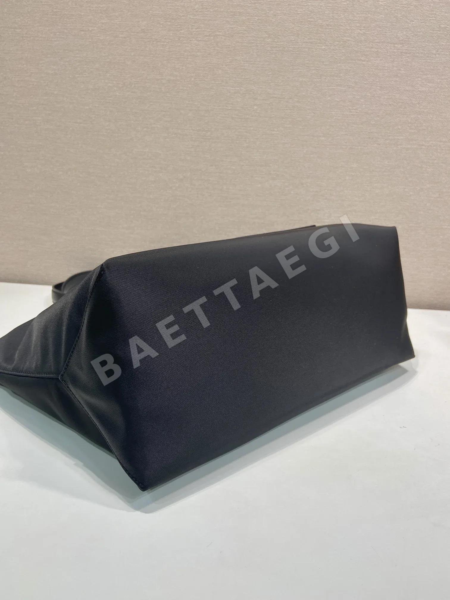 프라다 리사이클 나일론 사피아노 토트백 1BG555 상세 이미지 6
