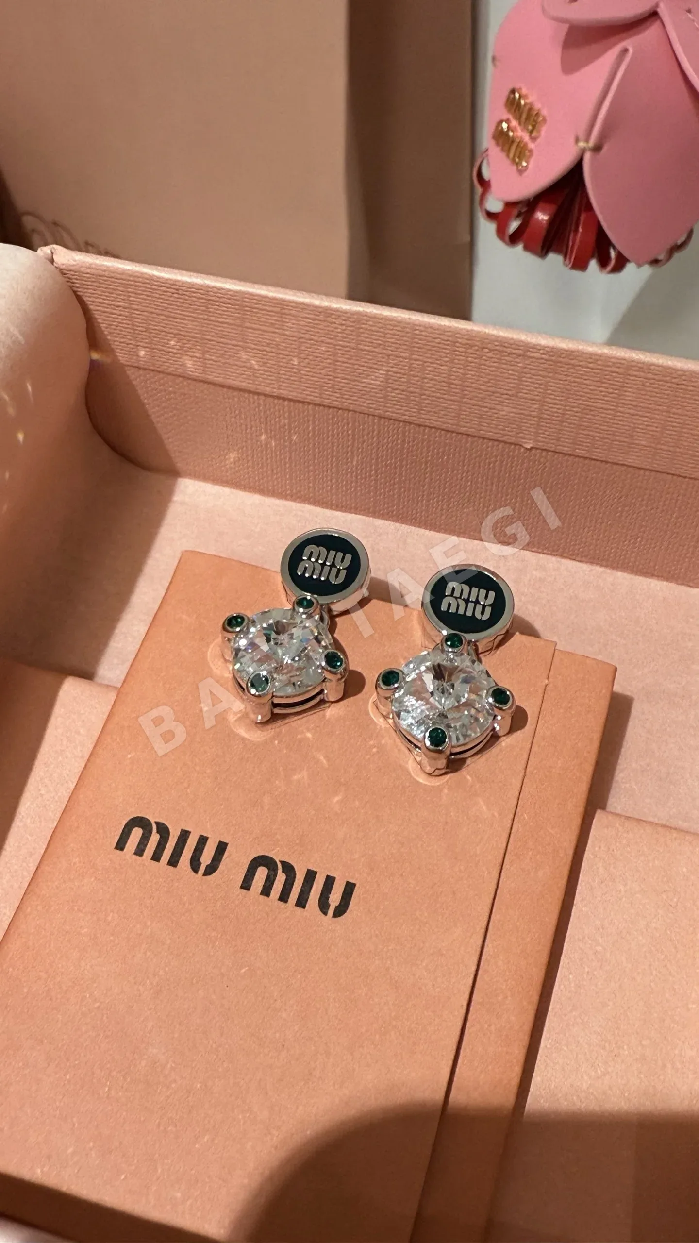 미우미우 에메랄드 크리스탈 장식 귀걸이 상세 이미지 1