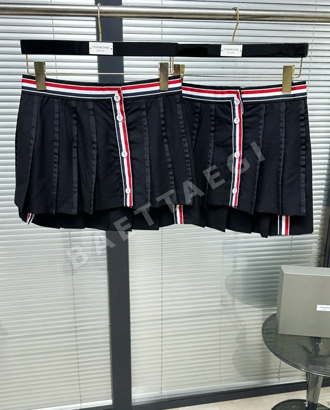 톰브라운 남성 울 플리츠 반바지 상세 이미지 4