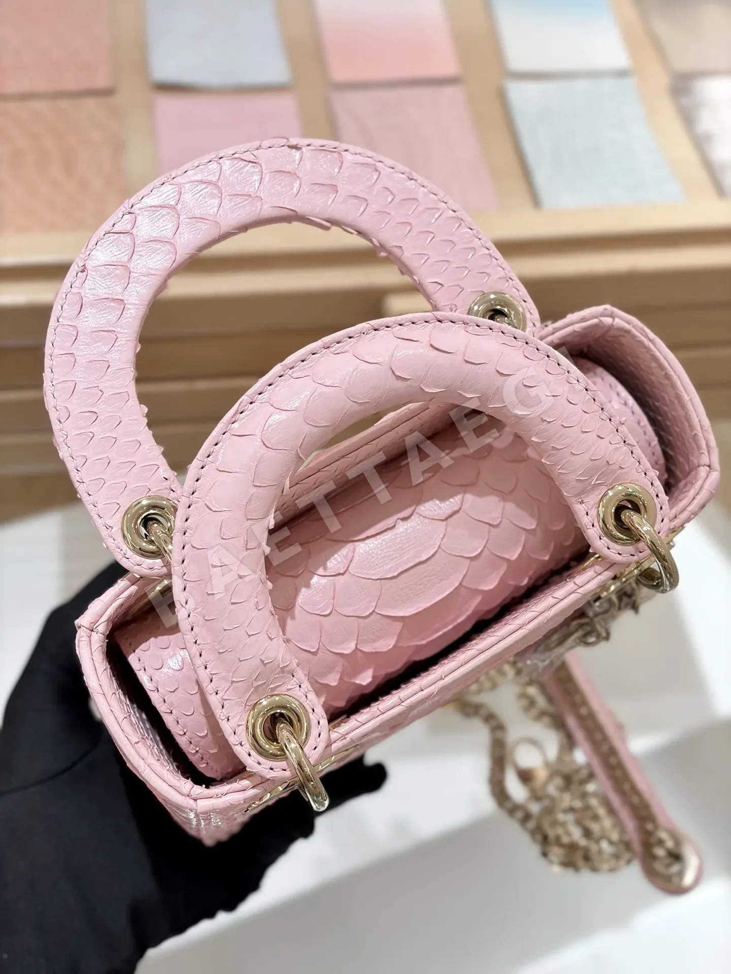 디올 스네이크스킨 베리 파우더 가방 상세 이미지 7
