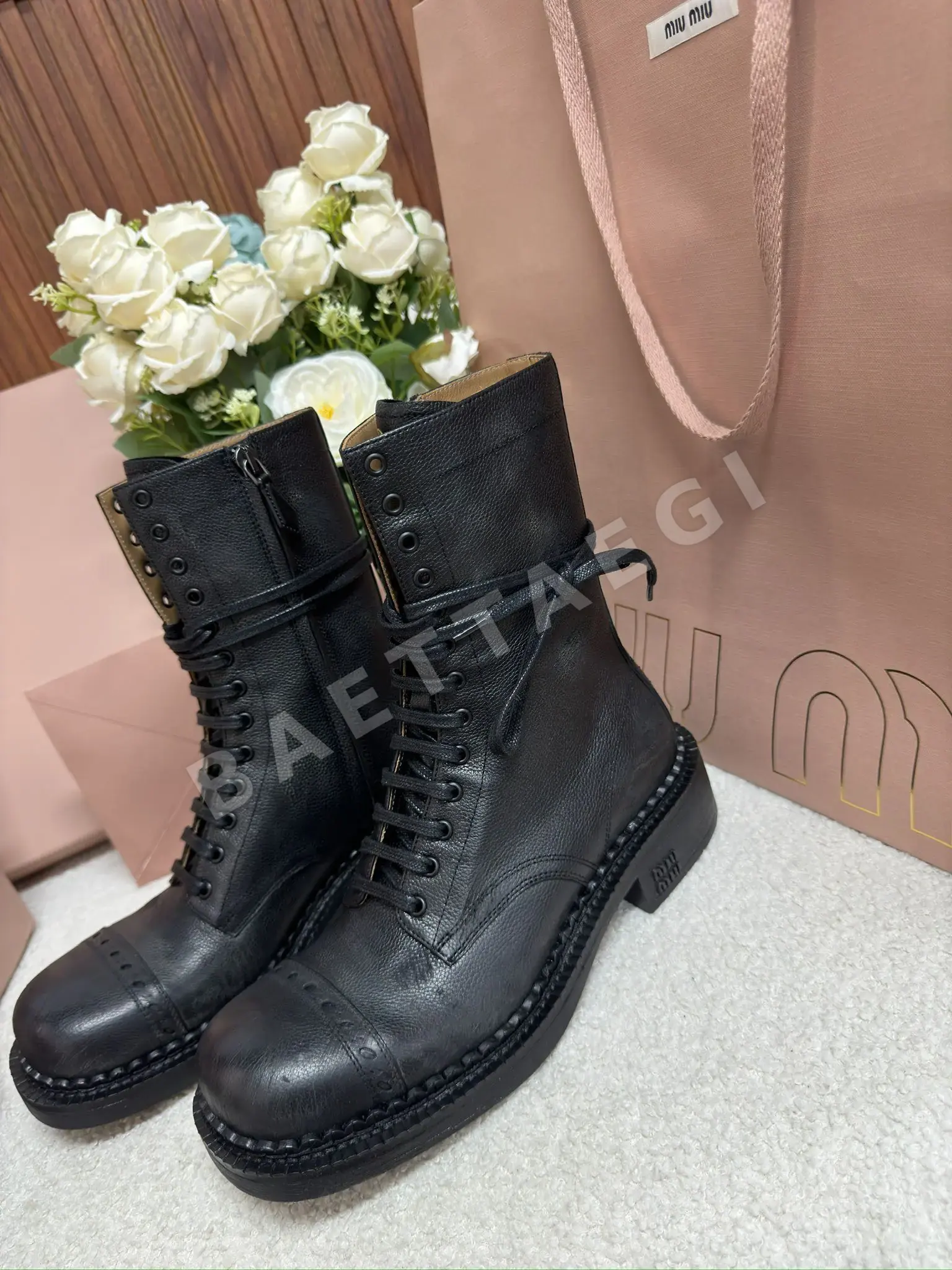 미우미우 레이스업 소가죽 앵클 부츠 상세 이미지 5