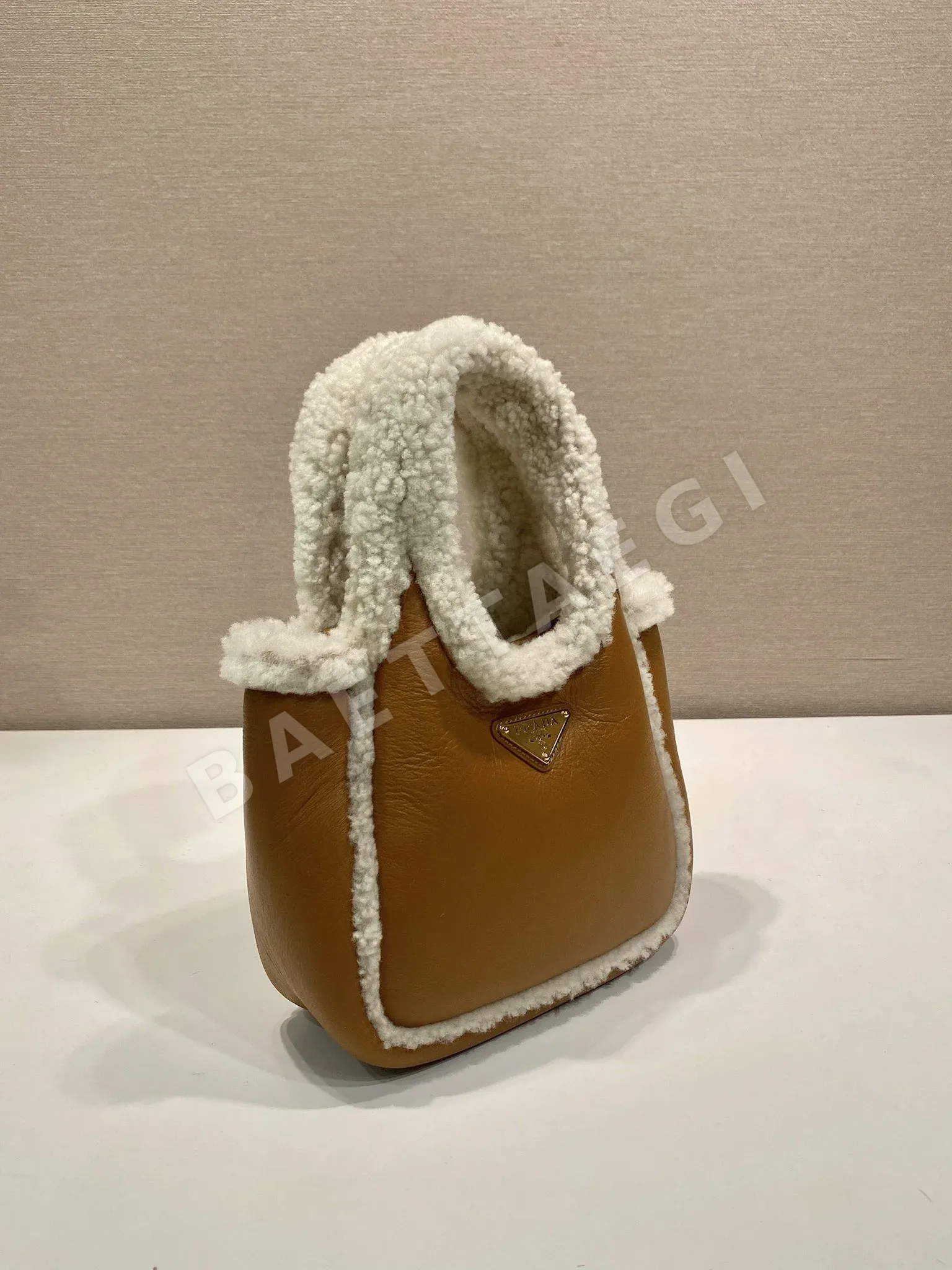 프라다 램스킨 버킷백 1BA349 상세 이미지 4