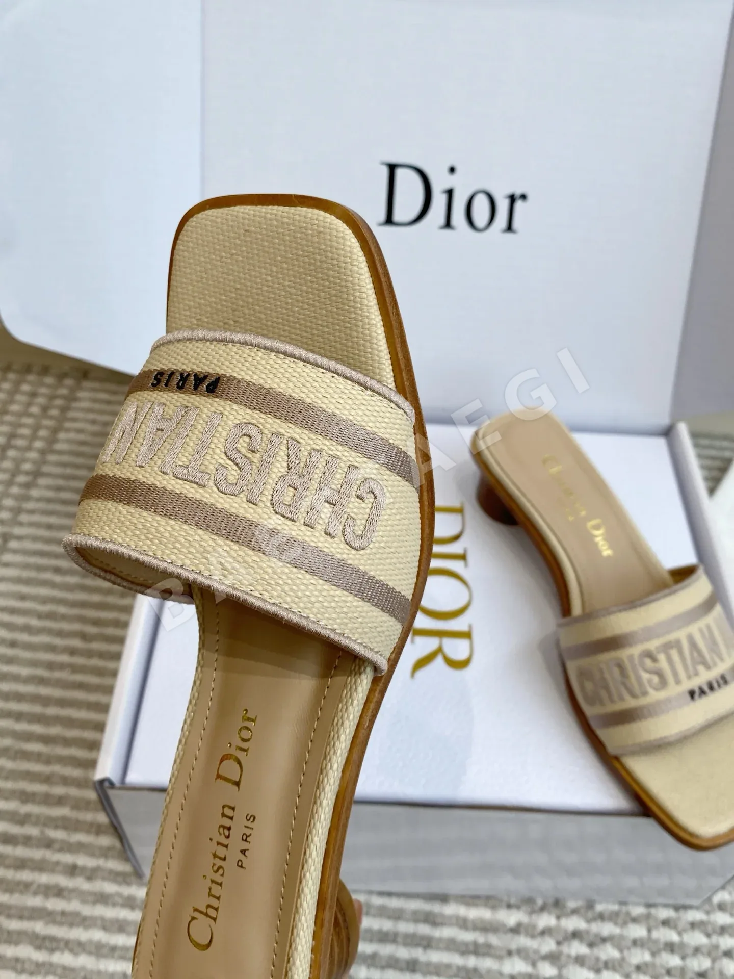 디올 드웨이 3D 자수 뮬 상세 이미지 5