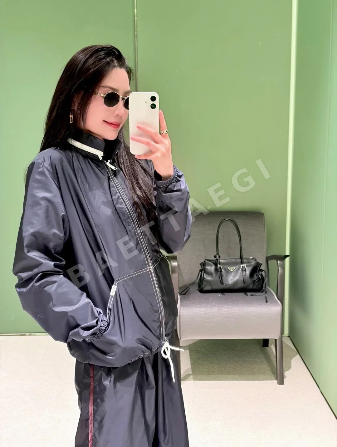 프라다 네이비 후드 나일론 자켓 상세 이미지 3