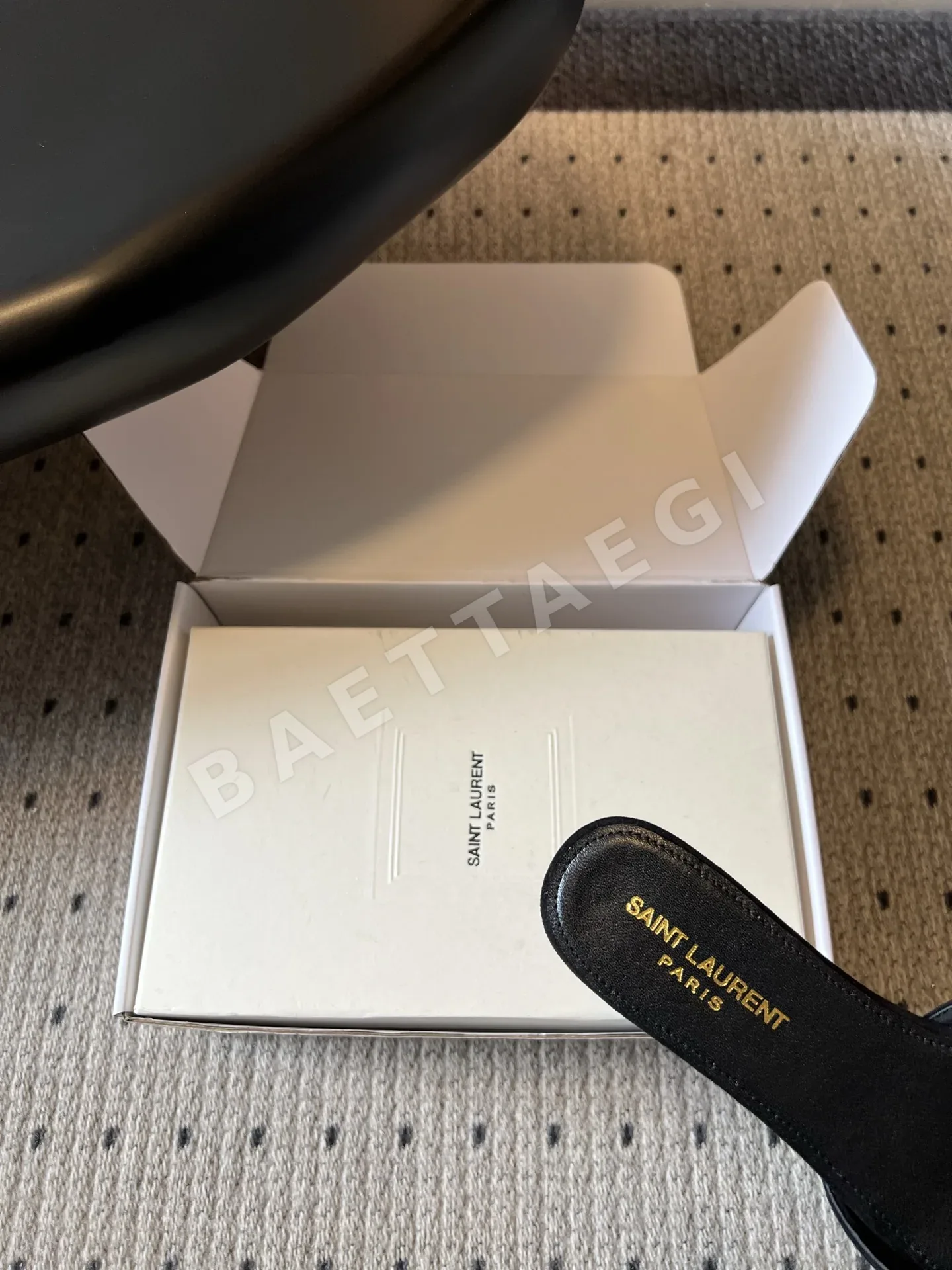 생로랑 플리츠 YSL 버클 플랫 샌들 상세 이미지 8