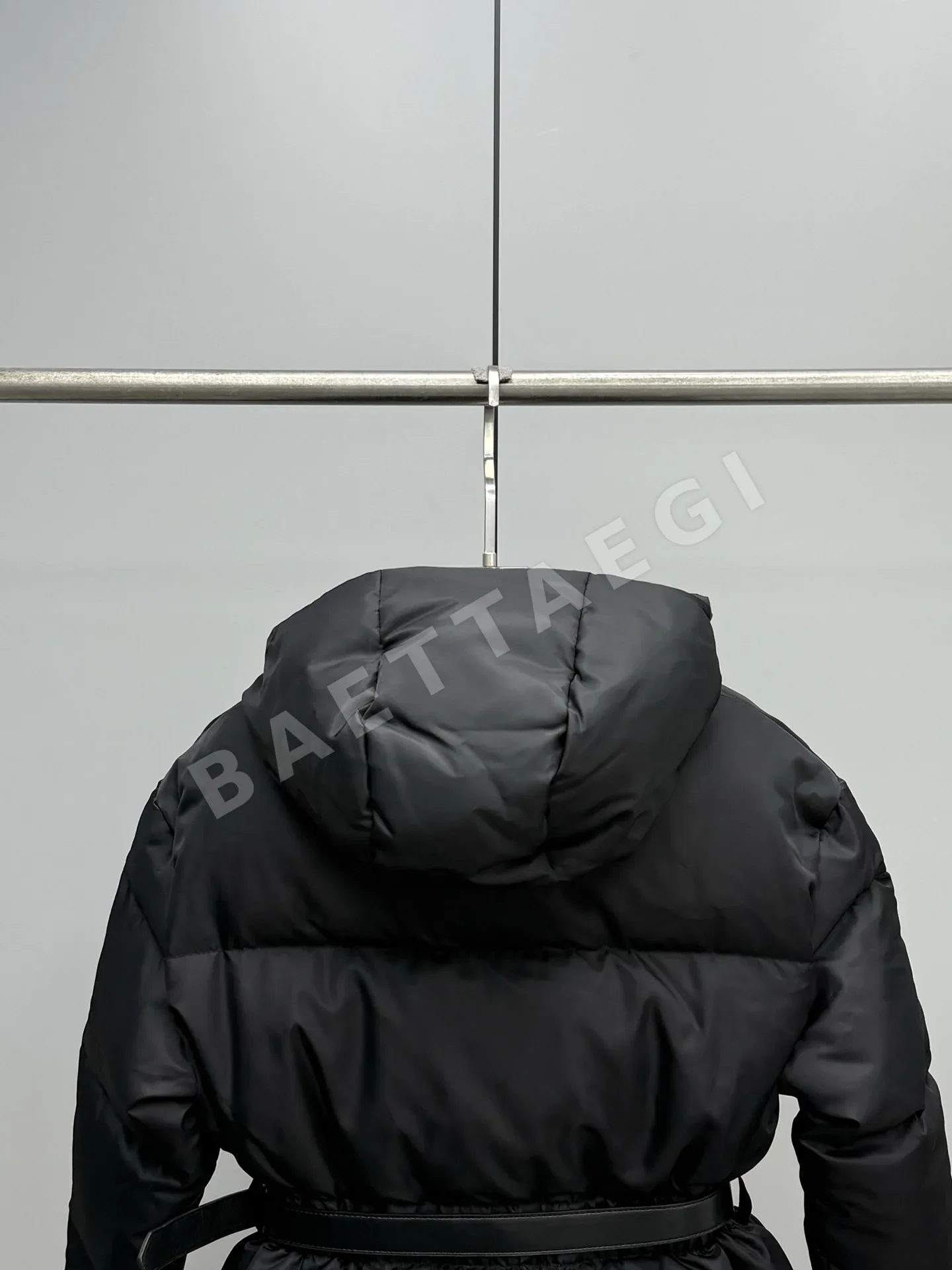 프라다 리사이클 나일론 후드 벨트 여성 패딩 상세 이미지 8