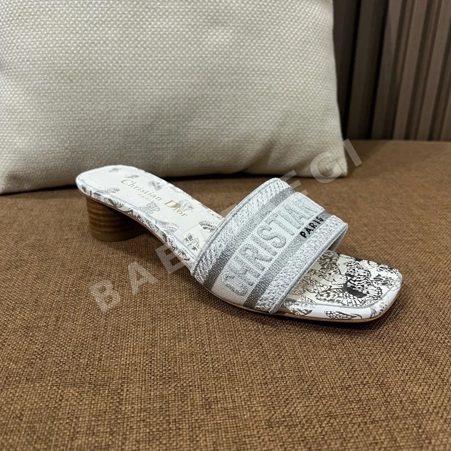 디올 자수 라운드힐 샌들 상세 이미지 5
