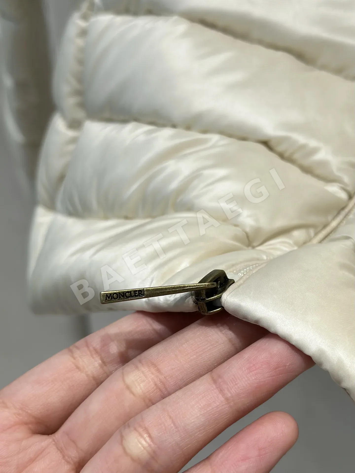 몽클레르 여성 슬림핏 다운 패딩 코트 상세 이미지 7