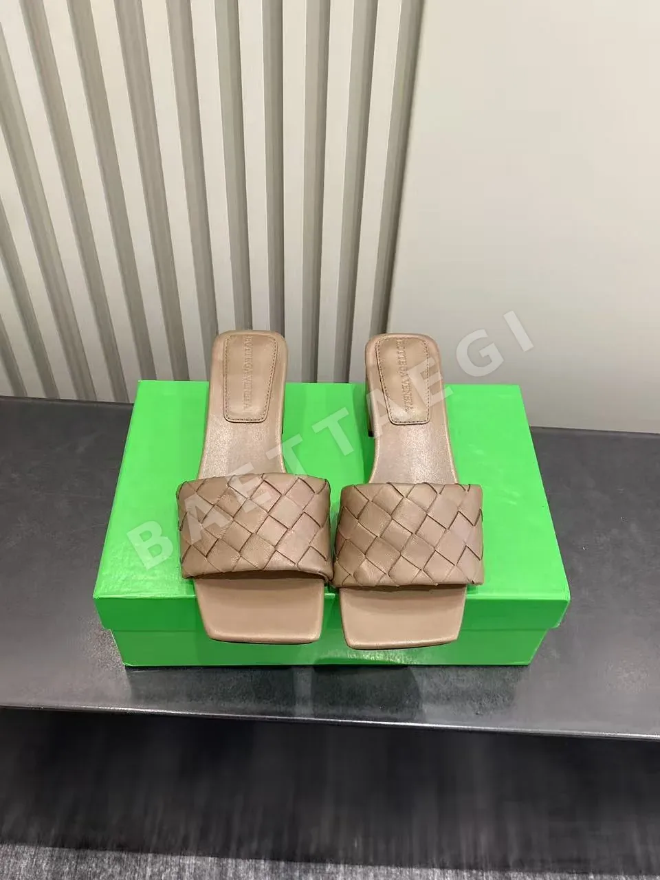 보테가베네타 스퀘어 토 위빙 청키 힐 샌들 상세 이미지 2