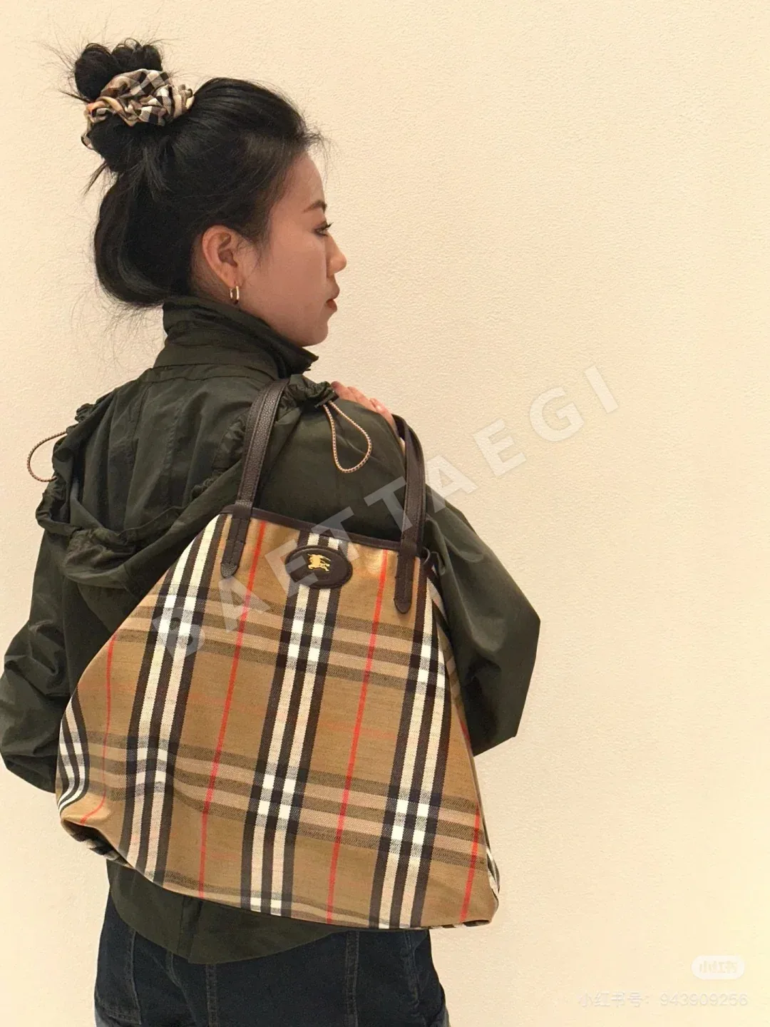 버버리 하이랜드 체크 토트백 상세 이미지 4
